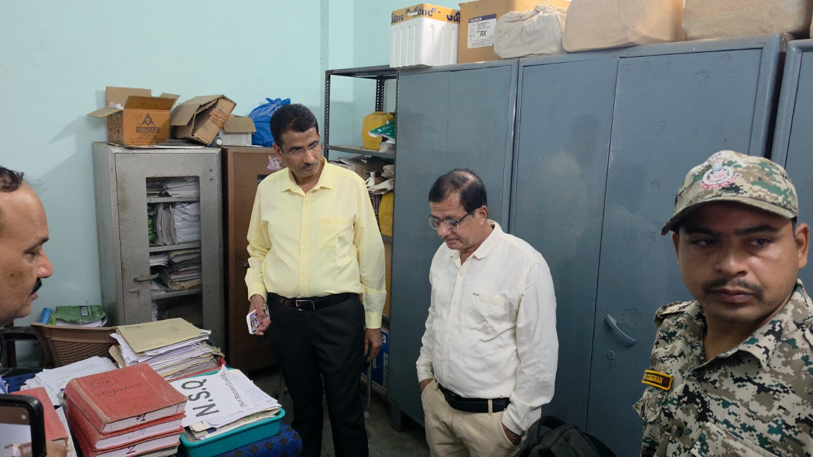 सीएमएचओ कार्यालय के 9 संविदा कर्मचारियों का 3 दिन का वेतन काटने के निर्देश, कलेक्टर के निरीक्षण के बाद कार्रवाई