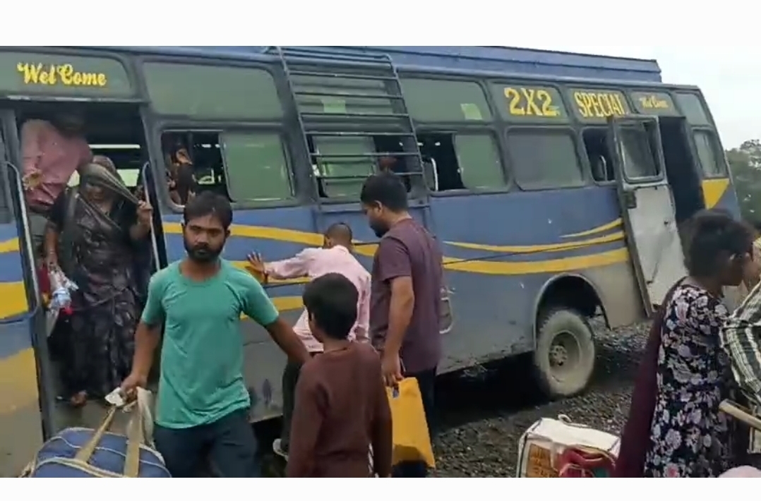 वायरल वीडियो ने उठाए सवाल: तेज रफ्तार गौरी ट्रैवल्स बस लुहारी के पास सड़क से उतरी, बाल-बाल टला बड़ा हादसा  दमोह। दमोह-हटा-पन्ना मार्ग पर एक यात्री बस के अनियंत्रित होकर सड़क से उतर जाने का वीडियो सोशल मीडिया पर तेजी से वायरल हो रहा है। वायरल वीडियो के साथ दावा किया जा रहा है कि गौरी ट्रैवल्स की बस दमोह से हटा की ओर आ रही थी और लुहारी के पास अचानक अनियंत्रित होकर सड़क से नीचे उतर गई। गनीमत रही कि हादसे में बड़ा नुकसान होने से टल गया।  यात्रियों की ओर से बस की रफ्तार को लेकर भी गंभीर सवाल उठाए जा रहे हैं। बताया जा रहा है कि सड़क निर्माण कार्य चलने के बावजूद बस की गति 70 से 80 किलोमीटर प्रति घंटे या उससे अधिक बताई जा रही है। ऐसे में निर्माणाधीन मार्ग पर इतनी तेज रफ्तार से यात्री बस चलाना सुरक्षा व्यवस्था पर सवाल खड़े करता है।  सबसे गंभीर आरोप बस चालक की कथित नशे की हालत को लेकर सामने आया है। हालांकि चालक के नशे में होने की आधिकारिक पुष्टि अभी सामने नहीं आई है, लेकिन वायरल वीडियो और यात्रियों के आरोपों ने परिवहन विभाग तथा संबंधित अधिकारियों की जिम्मेदारी पर सवाल खड़े कर दिए हैं।  यात्रियों की जिंदगी से खिलवाड़ तो नहीं?  बस में सफर करने वाले यात्रियों की सुरक्षा सबसे बड़ी जिम्मेदारी है। सवाल यह भी उठ रहा है कि क्या बस मालिक और ऑपरेटर अपने चालकों की फिटनेस, नशामुक्ति और ड्राइविंग क्षमता की नियमित जांच करते हैं? यदि कोई चालक नशे की हालत में वाहन चलाता पाया जाता है तो उस पर सख्त कार्रवाई होना जरूरी है।  दमोह-पन्ना मार्ग पर निर्माण कार्य के चलते वाहन चालकों को अतिरिक्त सावधानी बरतने की जरूरत है। ऐसे में यात्री बसों की गति, चालक की स्थिति और परमिट संबंधी नियमों की जांच की मांग भी उठ रही है।  वायरल वीडियो ने परिवहन विभाग और पुलिस प्रशासन के सामने बड़ा सवाल खड़ा कर दिया है&mdash;क्या यात्री बसों में सफर करने वाले लोगों की सुरक्षा के लिए जिम्मेदार एजेंसियां नियमित निगरानी कर रही हैं?  अब देखना होगा कि वायरल वीडियो और यात्रियों के आरोपों पर परिवहन विभाग एवं पुलिस क्या जांच और कार्रवाई करती है।