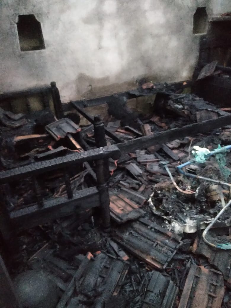ग्राम झिरा निवासी कालूराम अठया के घर में अग्यात कारणो से आग लगने से घर का पूरा सामान जलने से भारी नुकसान हुआ। जिसमें सागौन की बल्ली, अंग्रेजी खप्पर 2 सोफा सेट , पलंग, कूलर , पंखा ,प्लास्टिक कुर्सी, अलमारी सहित घर में रखे जेवर जलनें से भारी नुकसान हुआ हैं। ग्राम झिरा निवासी कालूराम अठया के घर में अग्यात कारणो से आग लगने से घर का पूरा सामान जलने से भारी नुकसान हुआ। जिसमें सागौन की बल्ली, अंग्रेजी खप्पर 2 सोफा सेट , पलंग, कूलर , पंखा ,प्लास्टिक कुर्सी, अलमारी सहित घर में रखे जेवर जलनें से भारी नुकसान हुआ हैं।