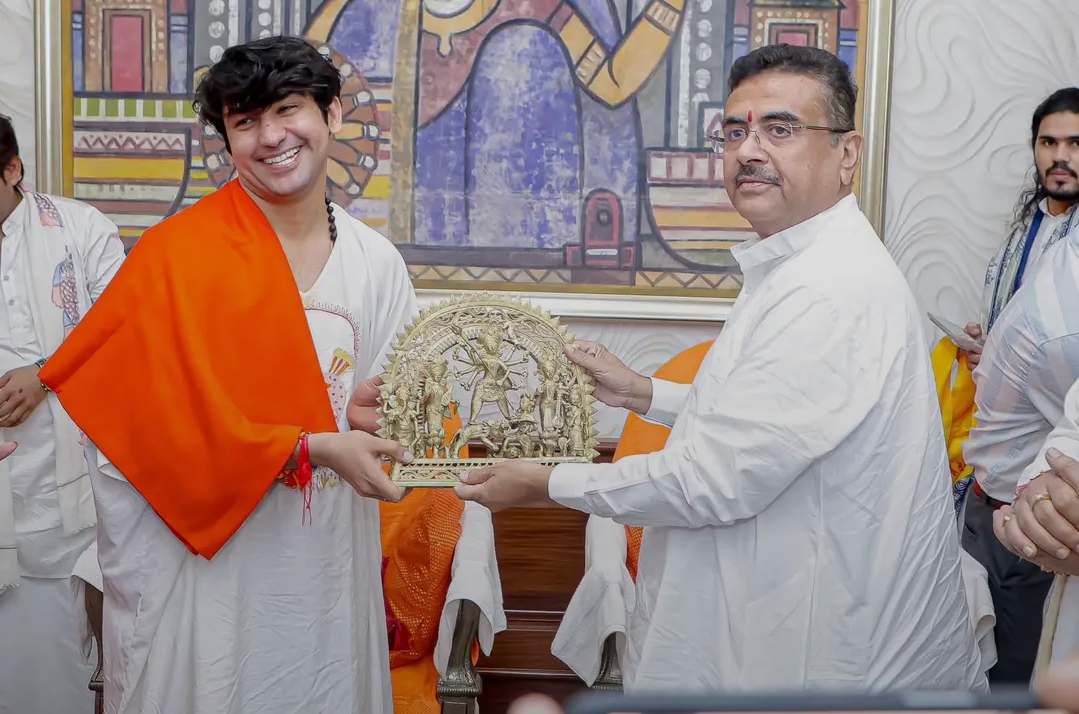 कोलकाता में बागेश्वर बाबा का भव्य स्वागत, मुख्यमंत्री निवास में हुआ सम्मान कोलकाता में बागेश्वर बाबा का भव्य स्वागत, मुख्यमंत्री निवास में हुआ सम्मान
