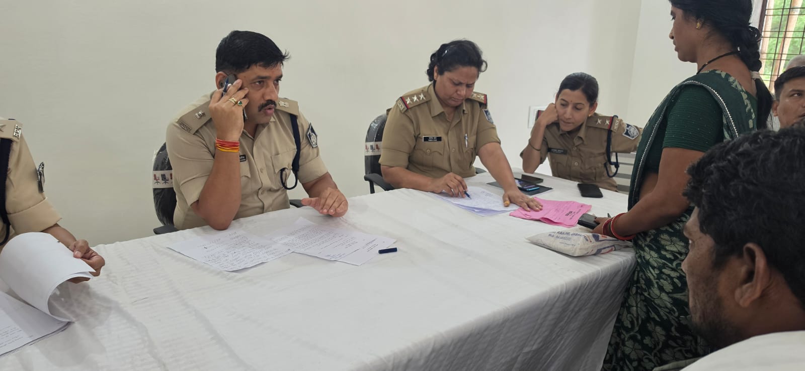 जनसुनवाई में गूंजा आमजन का दर्द, पुलिस अधिकारियों ने मौके पर सुनीं समस्याएं  दमोह। आमजन को त्वरित एवं पारदर्शी न्याय दिलाने और पुलिस-जनता के बीच बेहतर संवाद स्थापित करने के उद्देश्य से पुलिस अधीक्षक श्री आनंद कलादगि (IPS) के निर्देशन में पुलिस अधीक्षक कार्यालय दमोह में साप्ताहिक जनसुनवाई का आयोजन किया गया। जनसुनवाई में जिले के दूर-दराज एवं ग्रामीण क्षेत्रों से पहुंचे फरियादियों ने अपनी समस्याएं और शिकायतें पुलिस अधिकारियों के समक्ष रखीं।  जनसुनवाई के दौरान अतिरिक्त पुलिस अधीक्षक श्री सुजीत सिंह भदौरिया एवं डीएसपी श्री सौरभ त्रिपाठी ने फरियादियों की शिकायतों को गंभीरता और संवेदनशीलता के साथ सुना। अधिकारियों ने संबंधित मामलों की जानकारी लेते हुए शिकायतकर्ताओं को आवश्यक कार्रवाई का भरोसा दिलाया।  पुलिस अधीक्षक के निर्देश पर प्राप्त शिकायतों के समयबद्ध एवं निष्पक्ष निराकरण के लिए संबंधित थाना प्रभारियों और अनुविभागीय अधिकारियों को आवश्यक दिशा-निर्देश जारी किए गए। वहीं, कई मामलों में मौके पर ही आवश्यक कार्रवाई कर फरियादियों को राहत पहुंचाई गई।  पुलिस-जनता के बीच संवाद मजबूत करने की पहल  जनसुनवाई के माध्यम से पुलिस प्रशासन ने स्पष्ट संदेश दिया कि आमजन की समस्याओं को गंभीरता से सुना जाएगा और शिकायतों के निराकरण में पारदर्शिता एवं समयबद्धता सुनिश्चित की जाएगी। इस पहल का उद्देश्य पुलिस और जनता के बीच विश्वास एवं संवाद को और मजबूत करना है।  जनसुनवाई के दौरान महिला थाना प्रभारी निरीक्षक फेमिदा खान, शिकायत शाखा प्रभारी गरिमा मिश्रा, साइबर शाखा प्रभारी अभिषेक पटेल सहित अन्य पुलिस अधिकारी एवं कर्मचारी मौजूद रहे।  जनसुनवाई में फरियादियों की समस्याएं सुनकर संबंधित अधिकारियों को त्वरित कार्रवाई के निर्देश दिए गए।