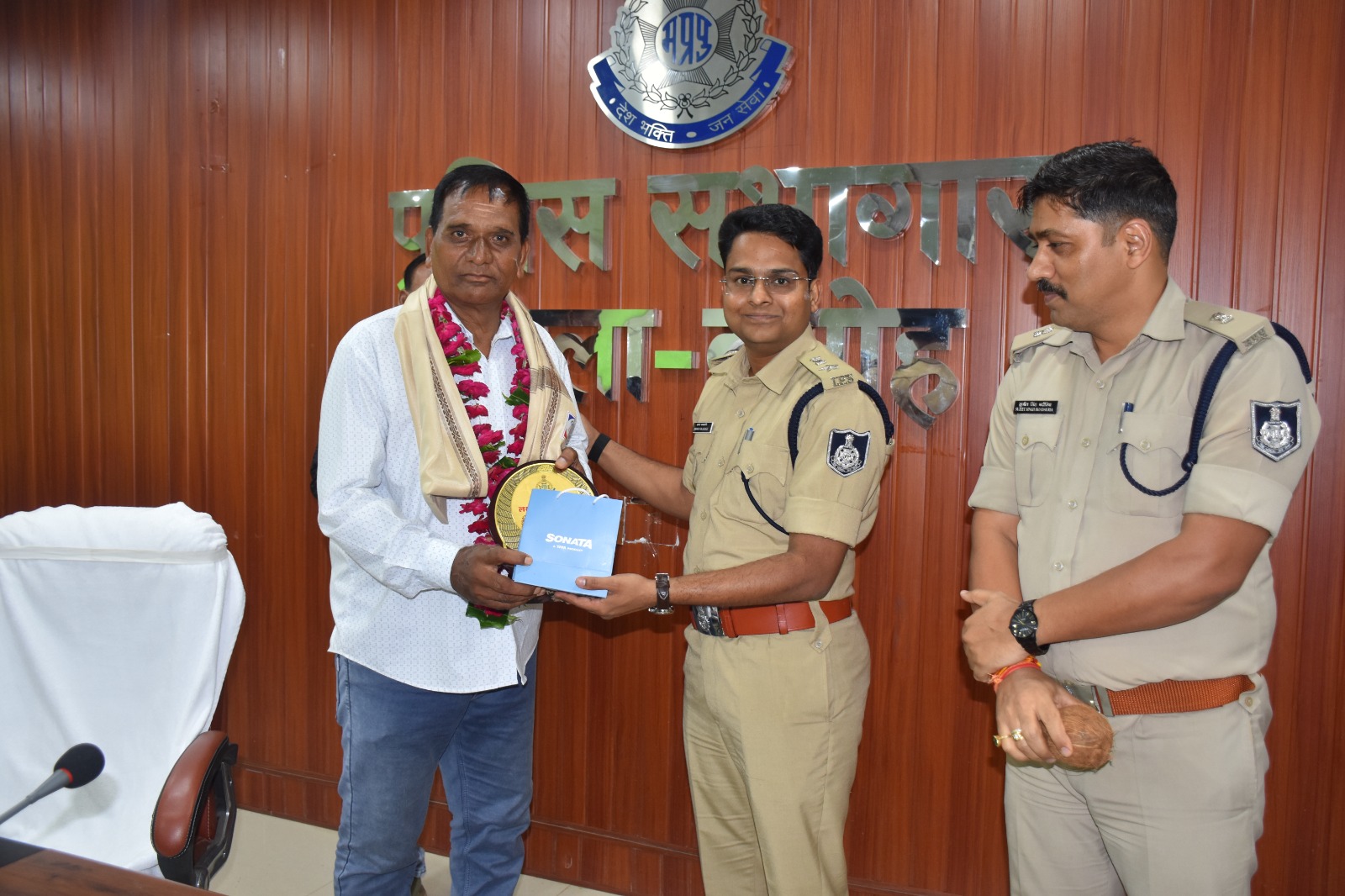दमोह: पुलिस अधीक्षक आनंद कलादगि ने सेवानिवृत्त उपनिरीक्षक व प्रधान आरक्षक को सम्मानपूर्वक दी विदाई दमोह: पुलिस अधीक्षक आनंद कलादगि ने सेवानिवृत्त उपनिरीक्षक व प्रधान आरक्षक को सम्मानपूर्वक दी विदाई