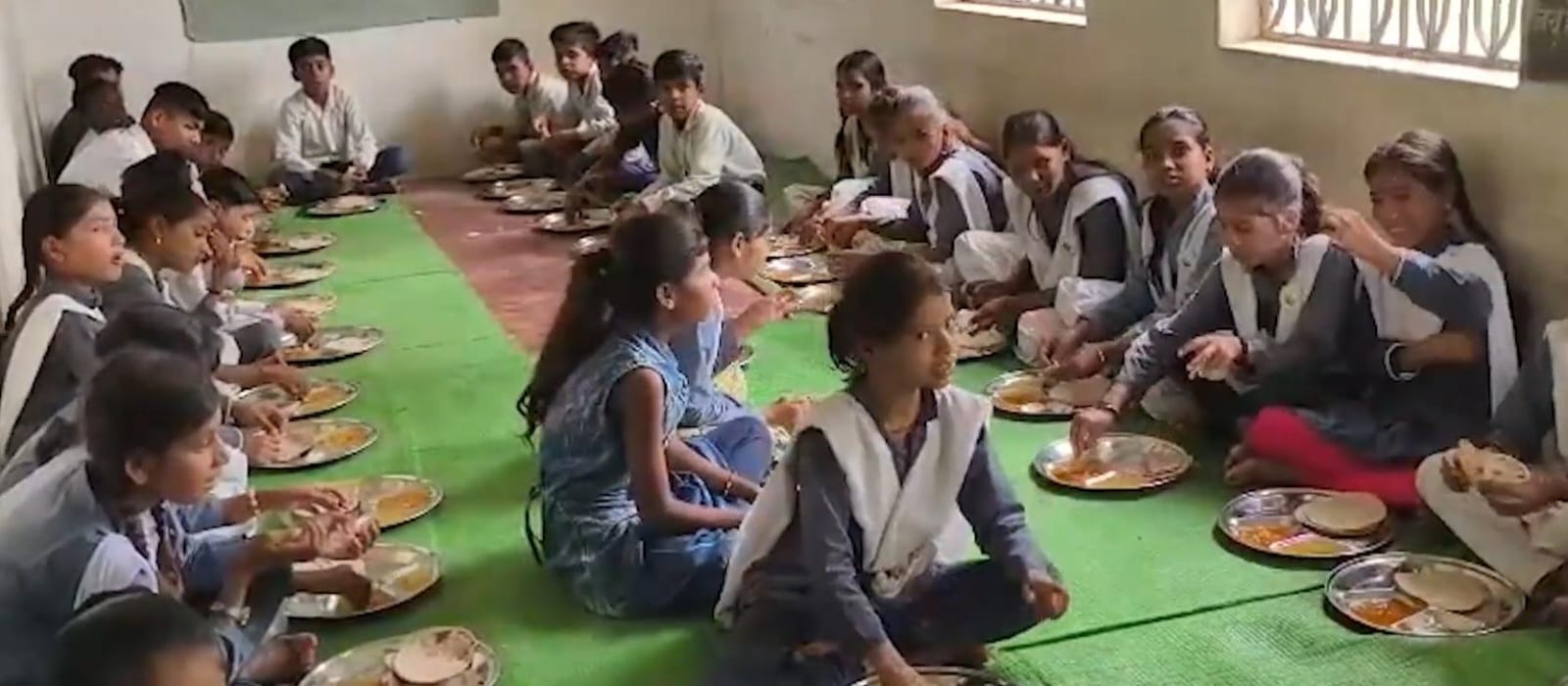 मेनू के अनुसार नहीं बन रहा मिड-डे मील, बच्चों को मिल रहा घटिया भोजन; एसडीएम ने दिए