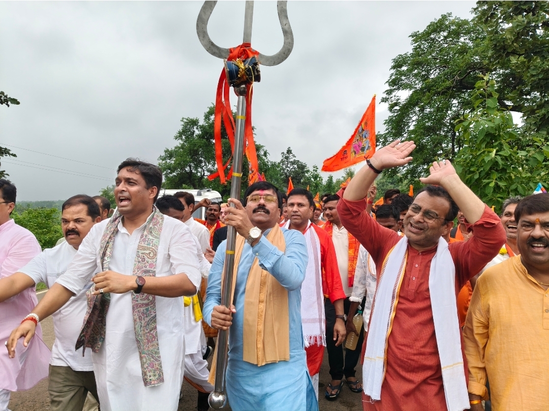 कांवड़ यात्रा में मंत्री-सांसद कांवड़ियों के साथ झूमे, हजारों श्रद्धालु हुए शामिल