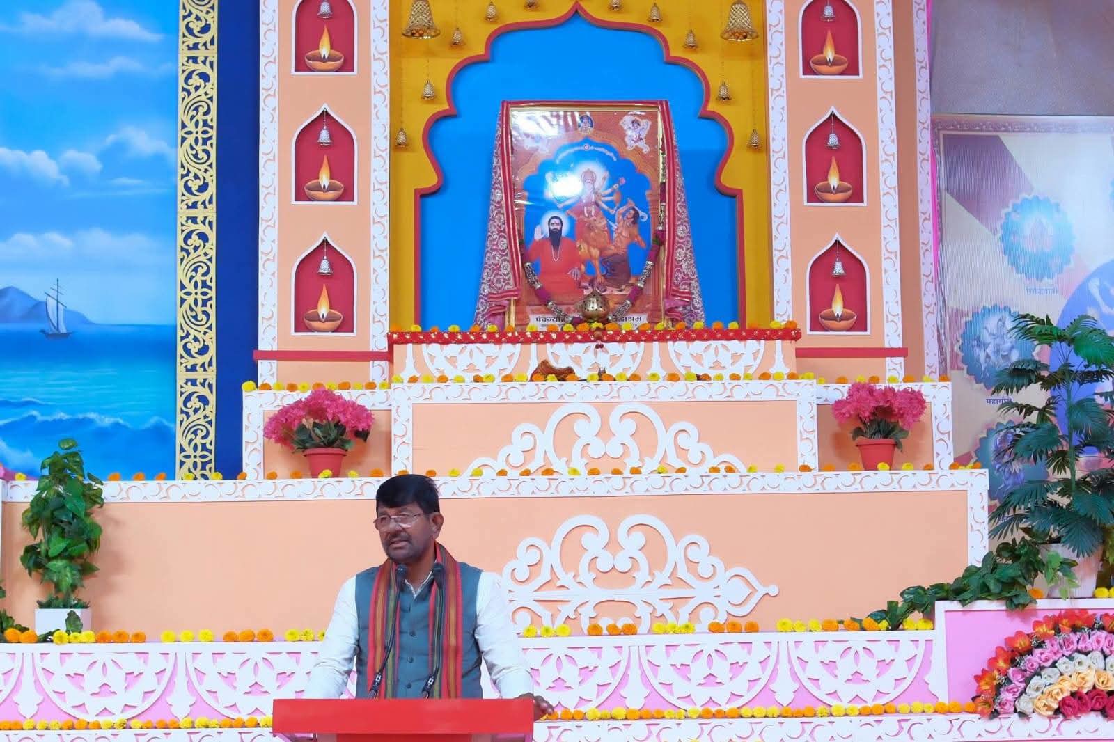 नशामुक्त समाज के संकल्प के बीच सिद्धाश्रम धाम पहुंचे मंत्री लखन पटेल, 134वें शक्ति चेतना जनजागरण शिविर में लिया सहभागिता का अवसर  ब्यौहारी। नशामुक्त समाज के निर्माण और जन-जन में सकारात्मक जीवनशैली का संदेश देने के उद्देश्य से पंचज्योति शक्तितीर्थ सिद्धाश्रम धाम, ब्यौहारी में आयोजित 134वें शक्ति चेतना जनजागरण त्रिशक्ति साधना शिविर में मध्यप्रदेश शासन के मंत्री लखन पटेल पहुंचे। परम पूज्य सद्गुरुदेव शक्ति पुत्र जी महाराज के सानिध्य में आयोजित इस शिविर में नशामुक्ति, सामाजिक जागरूकता और संस्कारवान समाज के निर्माण का संदेश प्रमुखता से सामने आया।  नशे के खिलाफ जनजागरण का संदेश  शिविर के माध्यम से लोगों को नशे की बुरी आदतों से दूर रहने और स्वस्थ जीवनशैली अपनाने के लिए प्रेरित किया गया। नशा केवल व्यक्ति के स्वास्थ्य को प्रभावित नहीं करता, बल्कि परिवार की खुशहाली, आर्थिक स्थिति और सामाजिक वातावरण पर भी प्रतिकूल असर डालता है। ऐसे में नशामुक्ति को जनआंदोलन का स्वरूप देने और समाज के प्रत्येक वर्ग तक जागरूकता पहुंचाने की आवश्यकता पर जोर दिया गया।  नशामुक्त समाज ही सशक्त राष्ट्र की नींव  कार्यक्रम का प्रमुख संदेश रहा कि स्वस्थ, संस्कारवान और सशक्त समाज के निर्माण के लिए नशे से दूरी बेहद जरूरी है। युवाओं को नशे से बचाना, उन्हें सकारात्मक दिशा में आगे बढ़ने के लिए प्रेरित करना और परिवारों को नशे के दुष्परिणामों के प्रति जागरूक करना समय की महत्वपूर्ण जरूरत है।  विकसित भारत के संकल्प को साकार करने के लिए समाज के प्रत्येक व्यक्ति की भागीदारी आवश्यक है। जब व्यक्ति अपने जीवन में अच्छे संस्कार, सकारात्मक सोच और सामाजिक जिम्मेदारी को अपनाता है, तभी परिवार और समाज मजबूत बनते हैं।  घर-घर तक पहुंचे नशामुक्ति की आवाज  134वें शक्ति चेतना जनजागरण त्रिशक्ति साधना शिविर के माध्यम से नशामुक्त जीवनशैली अपनाने और समाज में जागरूकता फैलाने का संदेश दिया गया। इस संदेश को केवल धार्मिक एवं सामाजिक आयोजनों तक सीमित न रखते हुए घर-घर और जन-जन तक पहुंचाने की आवश्यकता है, ताकि अधिक से अधिक लोग नशे से दूर रहने का संकल्प लें और स्वस्थ, समृद्ध एवं संस्कारवान समाज के निर्माण में अपनी भूमिका निभाएं।