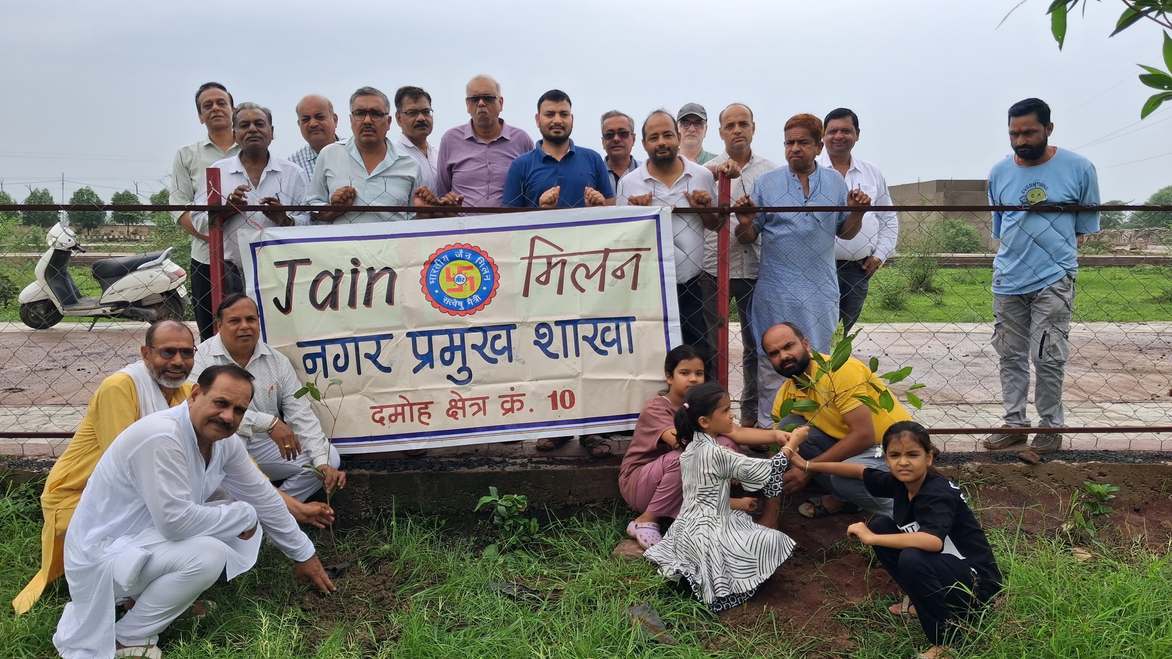 आचार्य श्री विद्यासागर जी महाराज के मुनि दीक्षा दिवस पर जैन मिलन ने किया पौधारोपण
