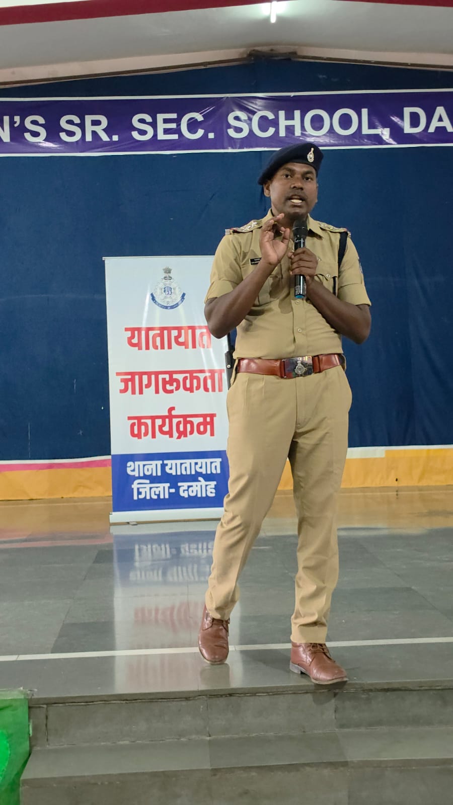 सेंट जॉन्स स्कूल में यातायात जागरूकता कार्यक्रम, 1100 विद्यार्थियों को सड़क सुरक्षा के नियम बताए