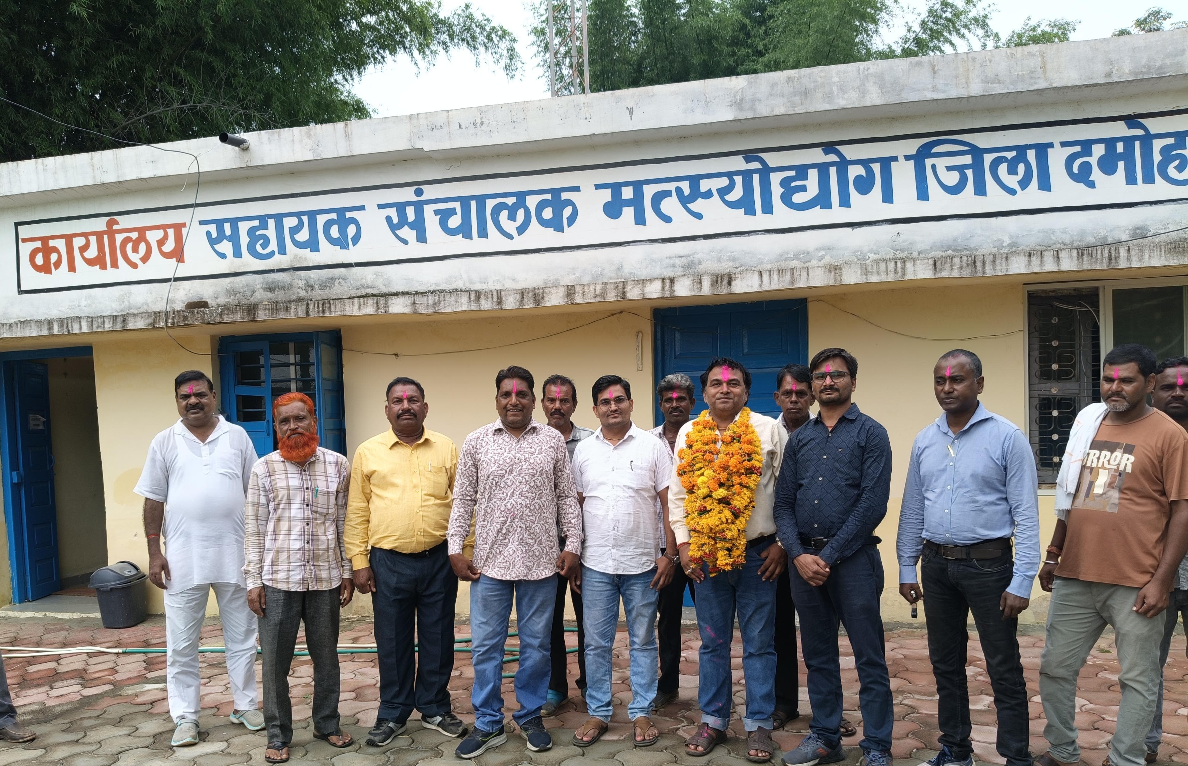 सहायक मत्स्य अधिकारी ऋषि ओम तिवारी को बैंड-बाजे के साथ भावभीनी विदाई, पदोन्नति के बाद नरसिंहपुर हुए स्थानांतरित सहायक मत्स्य अधिकारी ऋषि ओम तिवारी को बैंड-बाजे के साथ भावभीनी विदाई, पदोन्नति के बाद नरसिंहपुर हुए स्थानांतरित
