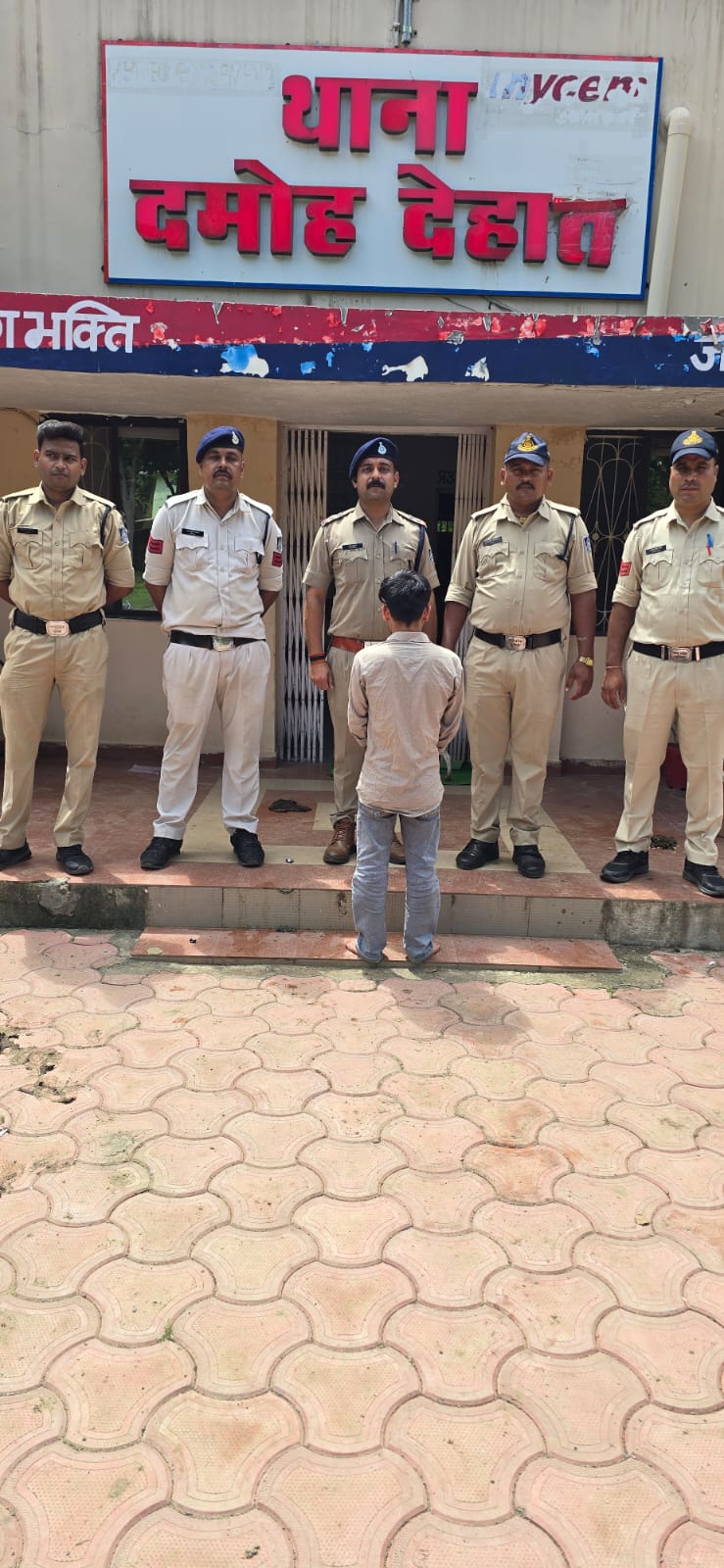 दमोह देहात पुलिस की ताबड़तोड़ कार्रवाई, जुआ फड़ से 5 जुआरी गिरफ्तार; चोरी का 90 हजार का माल बरामद, अपहृता इंदौर से दस्तयाब दमोह देहात पुलिस की ताबड़तोड़ कार्रवाई, जुआ फड़ से 5 जुआरी गिरफ्तार; चोरी का 90 हजार का माल बरामद, अपहृता इंदौर से दस्तयाब