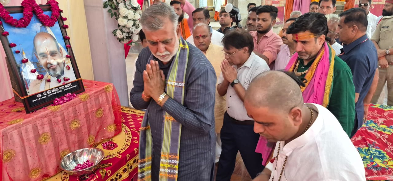 मंत्री प्रहलाद सिंह पटेल दमोह पहुंचे, मां बड़ी देवी मंदिर में दर्शन कर शोकाकुल परिवारों को दी सांत्वना