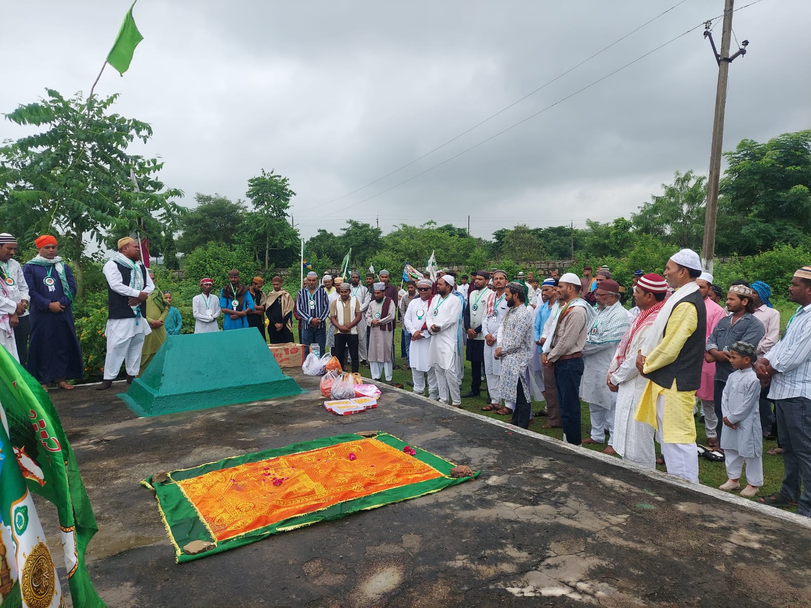 नरसिंहगढ़ में शान-ओ-शौकत से निकला जुलूस-ए-मोहम्मदी, दरगाहों पर अकीदतमंदों ने पेश किया सलाम  नरसिंहगढ़। ईद मिलादुन्नबी के मुबारक मौके पर नरसिंहगढ़ में मुस्लिम समुदाय की ओर से जुलूस-ए-मोहम्मदी का भव्य आयोजन किया गया। पैगंबर-ए-इस्लाम हजरत मोहम्मद मुस्तफा सल्लल्लाहु अलैहि वसल्लम के यौमे पैदाइश की खुशी में निकाले गए जुलूस में बड़ी संख्या में अकीदतमंद शामिल हुए। पूरे आयोजन के दौरान धार्मिक उत्साह और उल्लास का माहौल नजर आया।  जुलूस की शुरुआत नरसिंहगढ़ मस्जिद से हुई। जुलूस बस स्टैंड सहित नगर के प्रमुख मार्गों से गुजरता हुआ बाबा कुद्दूस शाह की दरगाह पहुंचा। यहां अकीदतमंदों ने अदब और एहतराम के साथ सलाम पेश किया तथा मुल्क और समाज में अमन-ओ-आश्ती, खुशहाली और भाईचारे की दुआ की।  इसके बाद जुलूस मुख्य मार्ग से होते हुए नरसिंहगढ़ की दरगाह पहुंचा, जहां बाबा तैयब अली शाह शहीद रहमतुल्लाह की दरगाह पर कार्यक्रम का समापन किया गया। इस दौरान अकीदतमंदों ने धार्मिक परंपराओं के अनुरूप अपनी श्रद्धा और आस्था व्यक्त की।  जुलूस-ए-मोहम्मदी के आयोजन में अध्यक्ष सब्बीर खान, उपाध्यक्ष शरीफ मोहम्मद, कोषाध्यक्ष बसीर खान, गुलाम गौस सहित मुस्लिम समुदाय के अनेक लोगों की सहभागिता रही। आयोजन को लेकर समुदायजनों में खासा उत्साह दिखाई दिया और जुलूस में बच्चे, युवा एवं बुजुर्ग भी शामिल हुए।  सुरक्षा व्यवस्था में मुस्तैद रहा पुलिस बल  जुलूस के दौरान कानून-व्यवस्था और सुरक्षा को लेकर पुलिस प्रशासन भी सतर्क रहा। थाना प्रभारी धर्मेंद्र उपाध्याय एवं चौकी प्रभारी रोहित द्विवेदी के नेतृत्व में पुलिस बल जुलूस के साथ मौजूद रहा। पुलिस की मौजूदगी में जुलूस निर्धारित मार्गों से शांतिपूर्ण तरीके से निकाला गया और कार्यक्रम का समापन हुआ।  ईद मिलादुन्नबी के इस आयोजन में धार्मिक आस्था के साथ अमन, भाईचारे और आपसी सौहार्द का संदेश भी देखने को मिला।