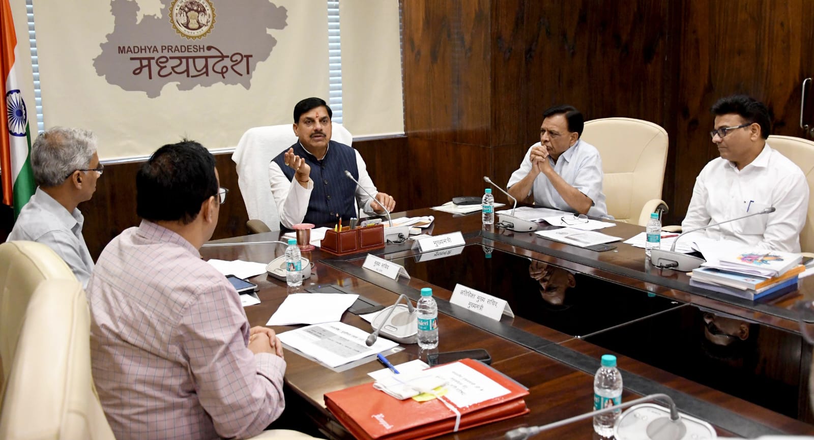 *मुख्यमंत्री डॉ. मोहन यादव की अध्यक्षता में मंत्रि-परिषद बैठक के प्रमुख निर्णय*  - प्रदेश के सर्वांगीण विकास, जनकल्याण और सांस्कृतिक गौरव को बढ़ावा देने के लिए ₹5,960 करोड़ की योजनाओं को मंजूरी दी गई ।  - मुख्यमंत्री कन्या विवाह एवं कल्याणी विवाह सहायता योजना को वर्ष 2026 से अगले 5 वर्षों तक जारी रखने का निर्णय, इसके लिए ₹1,740 करोड़ 57 लाख स्वीकृत मिली।  - 225 शासकीय माध्यमिक शालाओं को हाई स्कूल तथा 300 हाई स्कूलों को हायर सेकेंडरी में उन्नयन की सैद्धांतिक स्वीकृति दी गई।   - शून्य प्रतिशत ब्याज दर पर अल्पावधि फसल ऋण योजना के तहत किसानों के हित में नई शर्तों को मंजूरी।  - शुजालपुर (शाजापुर) में नवीन शासकीय विधि महाविद्यालय प्रारंभ करने की स्वीकृति।  - लक्षित सार्वजनिक वितरण प्रणाली के परिवहन एवं कमीशन व्यय के लिए ₹3,580 करोड़ 7 लाख की स्वीकृति।  - पीएम जनमन एवं धरती आबा जनजातीय ग्राम उत्कर्ष अभियान के अंतर्गत जनजातीय क्षेत्रों के विद्युतीकरण कार्यों के लिए राज्यांश उपलब्ध कराने का निर्णय लिया गया ।  - शिक्षा, महिला सशक्तिकरण, किसान कल्याण और गरीब हितैषी योजनाओं को गति देने वाले विभिन्न प्रस्तावों को मंजूरी दी गई।