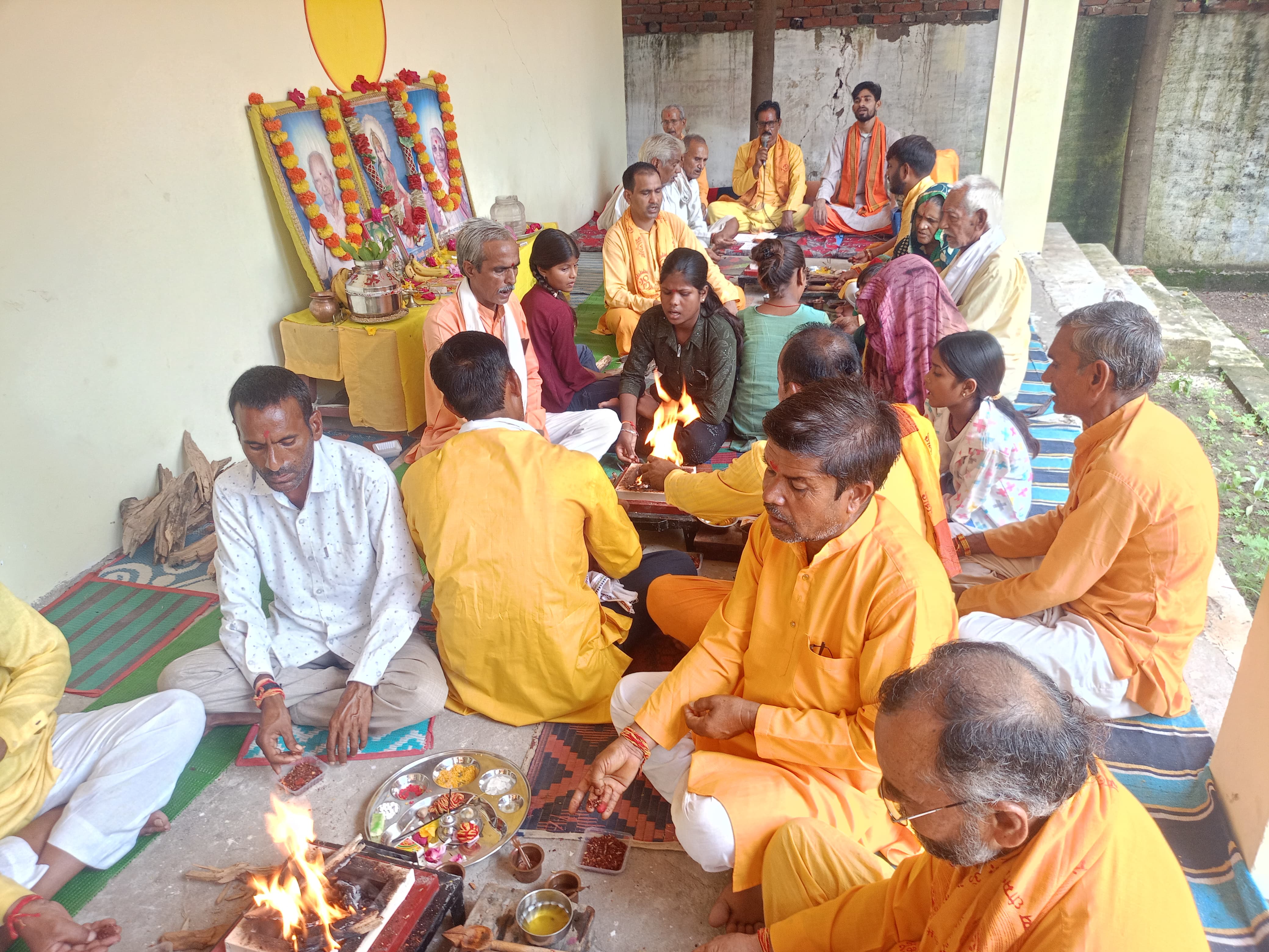 हटा: गायत्री प्रज्ञापीठ तेवरईया में श्रद्धा और साधना के साथ संपन्न हुआ दो दिवसीय गुरु पूर्णिमा महोत्सव हटा। समीपस्थ ग्राम तेवरईया स्थित गायत्री प्रज्ञापीठ में दो दिवसीय गुरु पूर्णिमा महोत्सव श्रद्धा, साधना और यज्ञीय वातावरण के बीच भव्य रूप से संपन्न हुआ। महोत्सव में मुहरई, हिनौता, रमतलैया, देवरा जामशा, खमरगौर और कचनारी सहित आसपास के कई गांवों से बड़ी संख्या में श्रद्धालुओं ने भाग लेकर गुरु परंपरा के प्रति अपनी आस्था व्यक्त की। महोत्सव के पहले दिन सूर्योदय से सूर्यास्त तक 45 हजार गायत्री मंत्रों का सामूहिक अखंड जाप किया गया। पूरे दिन चले मंत्रोच्चार से प्रज्ञापीठ परिसर आध्यात्मिक ऊर्जा से सराबोर रहा। साधकों ने विश्व शांति, सद्बुद्धि और उज्ज्वल भविष्य की कामना के साथ साधना में सहभागिता निभाई। दूसरे दिन प्रातःकाल गुरुपूजन, देवपूजन एवं पंचकुंडीय महायज्ञ का आयोजन हुआ। वैदिक कर्मकांड का संचालन मुहरई से आए हरिगोविंद पटेल एवं पंडित गिरधर पटेरिया ने विधि-विधान से कराया। इस दौरान उन्होंने कहा कि गुरु जीवन को अज्ञान से ज्ञान, दुर्बलता से सामर्थ्य और स्वार्थ से परमार्थ की ओर ले जाने वाले प्रकाश स्तंभ हैं। गुरु के आदर्शों को जीवन में उतारना ही उनकी सच्ची पूजा है। कार्यक्रम को संबोधित करते हुए दिनेश दुबे ने कहा कि गुरु पूर्णिमा को व्यास पूर्णिमा के रूप में भी मनाया जाता है। यह भारतीय संस्कृति की अमूल्य धरोहर है, जो श्रद्धा, समर्पण, आत्मचिंतन और आत्मपरिष्कार का संदेश देती है। उन्होंने बताया कि युगऋषि पं. श्रीराम शर्मा आचार्य द्वारा स्थापित गायत्री परिवार व्यक्ति, परिवार, समाज और राष्ट्र निर्माण का अभियान चला रहा है, जिसमें प्रत्येक व्यक्ति की सहभागिता समय की आवश्यकता है। इस अवसर पर समाजसेवी नर्मदा असाटी ने प्रज्ञापीठ को 3,000 मंत्र लेखन पुस्तिकाएं भेंट कीं। उनके इस प्रेरक योगदान का उपस्थित श्रद्धालुओं ने तालियों की गड़गड़ाहट के साथ स्वागत किया। कार्यक्रम में प्रधान अध्यापक पं. अशोक दुबे, रामप्रसाद पटेल, डॉ. जानकी पटेल, माधव प्रसाद पटेल, डॉ. उत्तम सिंह राजपूत, बाबूलाल पटेल, गंगाराम नामदेव सहित अनेक गणमान्य नागरिक एवं श्रद्धालु उपस्थित रहे। समापन अवसर पर पं. रामस्वरूप दुबे एवं दुर्गा प्रसाद पटेल ने कार्यक्रम के सहयोगियों घनश्याम दाहिया, शिवम पटेल, लखन पटेल, अभिषेक दाहिया सहित सभी श्रद्धालुओं का आभार व्यक्त किया। प्रसादी वितरण के साथ महोत्सव का समापन हुआ। हटा: गायत्री प्रज्ञापीठ तेवरईया में श्रद्धा और साधना के साथ संपन्न हुआ दो दिवसीय गुरु पूर्णिमा महोत्सव हटा। समीपस्थ ग्राम तेवरईया स्थित गायत्री प्रज्ञापीठ में दो दिवसीय गुरु पूर्णिमा महोत्सव श्रद्धा, साधना और यज्ञीय वातावरण के बीच भव्य रूप से संपन्न हुआ। महोत्सव में मुहरई, हिनौता, रमतलैया, देवरा जामशा, खमरगौर और कचनारी सहित आसपास के कई गांवों से बड़ी संख्या में श्रद्धालुओं ने भाग लेकर गुरु परंपरा के प्रति अपनी आस्था व्यक्त की। महोत्सव के पहले दिन सूर्योदय से सूर्यास्त तक 45 हजार गायत्री मंत्रों का सामूहिक अखंड जाप किया गया। पूरे दिन चले मंत्रोच्चार से प्रज्ञापीठ परिसर आध्यात्मिक ऊर्जा से सराबोर रहा। साधकों ने विश्व शांति, सद्बुद्धि और उज्ज्वल भविष्य की कामना के साथ साधना में सहभागिता निभाई। दूसरे दिन प्रातःकाल गुरुपूजन, देवपूजन एवं पंचकुंडीय महायज्ञ का आयोजन हुआ। वैदिक कर्मकांड का संचालन मुहरई से आए हरिगोविंद पटेल एवं पंडित गिरधर पटेरिया ने विधि-विधान से कराया। इस दौरान उन्होंने कहा कि गुरु जीवन को अज्ञान से ज्ञान, दुर्बलता से सामर्थ्य और स्वार्थ से परमार्थ की ओर ले जाने वाले प्रकाश स्तंभ हैं। गुरु के आदर्शों को जीवन में उतारना ही उनकी सच्ची पूजा है। कार्यक्रम को संबोधित करते हुए दिनेश दुबे ने कहा कि गुरु पूर्णिमा को व्यास पूर्णिमा के रूप में भी मनाया जाता है। यह भारतीय संस्कृति की अमूल्य धरोहर है, जो श्रद्धा, समर्पण, आत्मचिंतन और आत्मपरिष्कार का संदेश देती है। उन्होंने बताया कि युगऋषि पं. श्रीराम शर्मा आचार्य द्वारा स्थापित गायत्री परिवार व्यक्ति, परिवार, समाज और राष्ट्र निर्माण का अभियान चला रहा है, जिसमें प्रत्येक व्यक्ति की सहभागिता समय की आवश्यकता है। इस अवसर पर समाजसेवी नर्मदा असाटी ने प्रज्ञापीठ को 3,000 मंत्र लेखन पुस्तिकाएं भेंट कीं। उनके इस प्रेरक योगदान का उपस्थित श्रद्धालुओं ने तालियों की गड़गड़ाहट के साथ स्वागत किया। कार्यक्रम में प्रधान अध्यापक पं. अशोक दुबे, रामप्रसाद पटेल, डॉ. जानकी पटेल, माधव प्रसाद पटेल, डॉ. उत्तम सिंह राजपूत, बाबूलाल पटेल, गंगाराम नामदेव सहित अनेक गणमान्य नागरिक एवं श्रद्धालु उपस्थित रहे। समापन अवसर पर पं. रामस्वरूप दुबे एवं दुर्गा प्रसाद पटेल ने कार्यक्रम के सहयोगियों घनश्याम दाहिया, शिवम पटेल, लखन पटेल, अभिषेक दाहिया सहित सभी श्रद्धालुओं का आभार व्यक्त किया। प्रसादी वितरण के साथ महोत्सव का समापन हुआ।