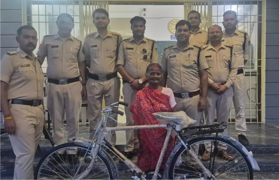 चोरी हुई साइकिल के बदले पुलिस ने दिलाई नई साइकिल, आवेदिका के चेहरे पर लौटी खुशी