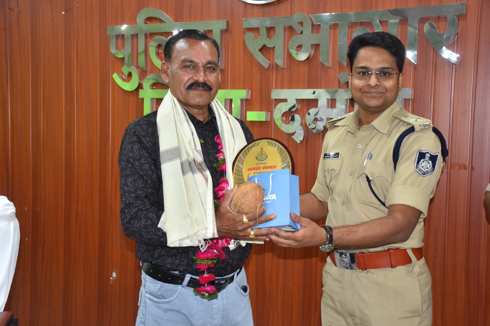 दमोह: पुलिस अधीक्षक आनंद कलादगि ने सेवानिवृत्त उपनिरीक्षक व प्रधान आरक्षक को सम्मानपूर्वक दी विदाई दमोह: पुलिस अधीक्षक आनंद कलादगि ने सेवानिवृत्त उपनिरीक्षक व प्रधान आरक्षक को सम्मानपूर्वक दी विदाई