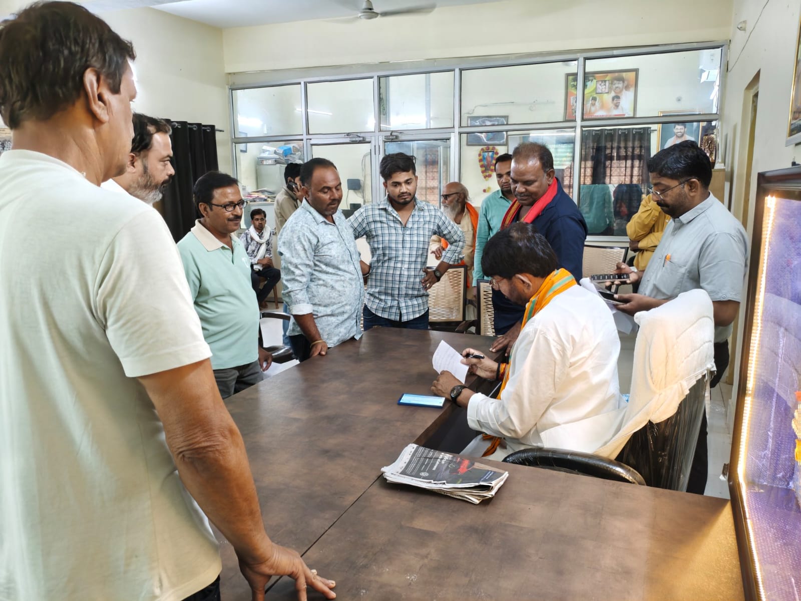 दमोह। मध्यप्रदेश शासन के राज्य मंत्री लखन पटेल ने दमोह स्थित जटाशंकर कार्यालय में आयोजित जनसुनवाई के दौरान क्षेत्र से पहुंचे नागरिकों की समस्याएं गंभीरता से सुनीं। इस दौरान बड़ी संख्या में लोग अपनी विभिन्न समस्याओं और मांगों को लेकर पहुंचे।