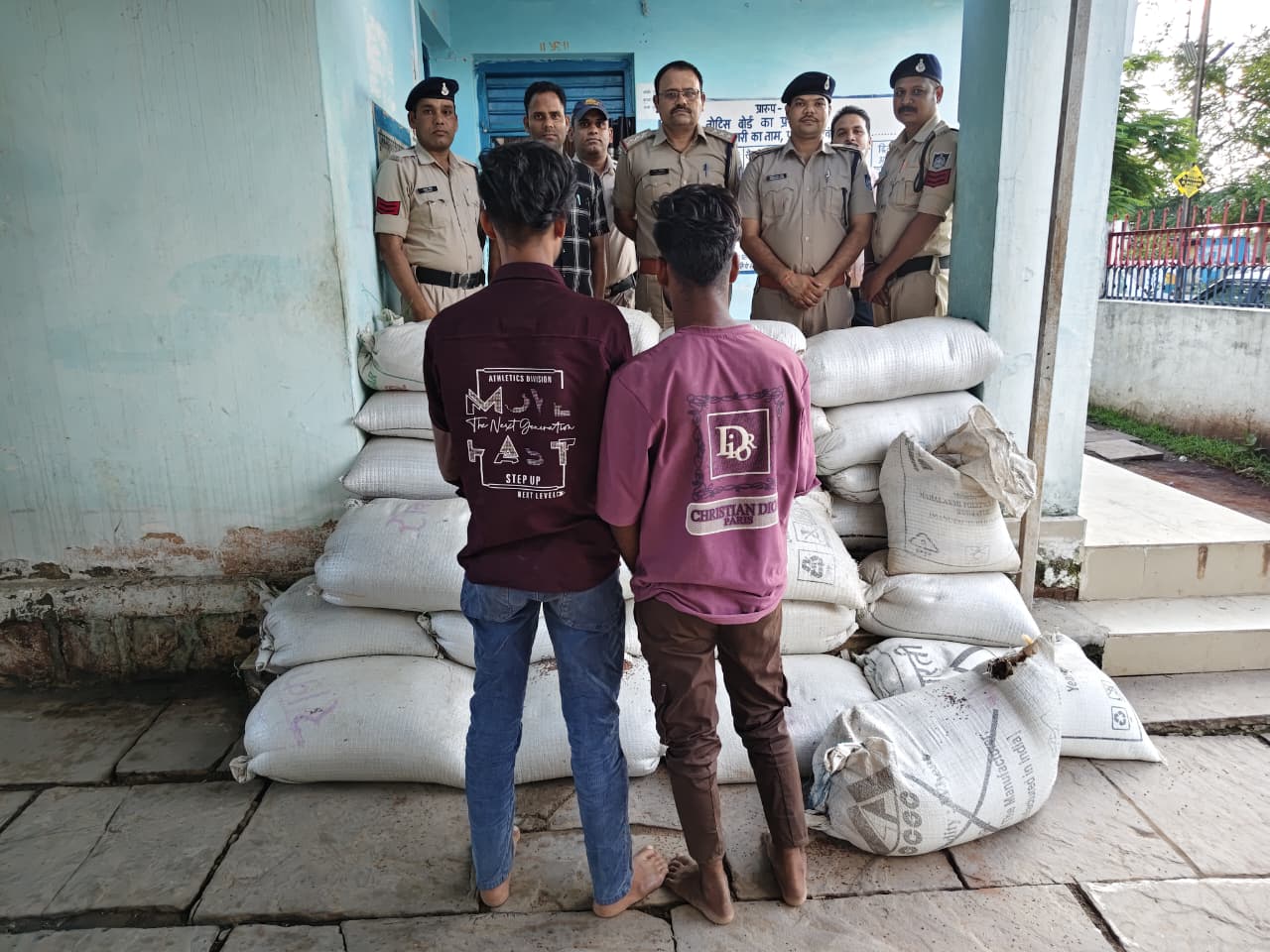 दमोह देहात पुलिस की ताबड़तोड़ कार्रवाई, जुआ फड़ से 5 जुआरी गिरफ्तार; चोरी का 90 हजार का माल बरामद, अपहृता इंदौर से दस्तयाब दमोह देहात पुलिस की ताबड़तोड़ कार्रवाई, जुआ फड़ से 5 जुआरी गिरफ्तार; चोरी का 90 हजार का माल बरामद, अपहृता इंदौर से दस्तयाब