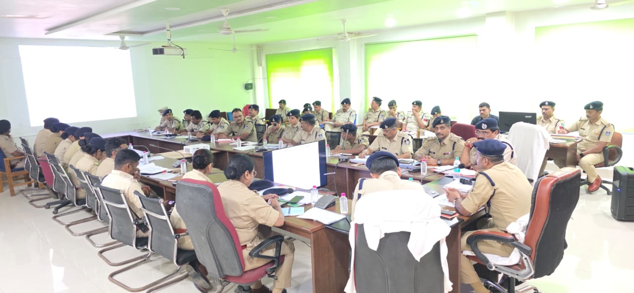 अपराध समीक्षा बैठक में एसपी आनंद कलादगि ने लंबित मामलों के त्वरित निराकरण के दिए निर्देश