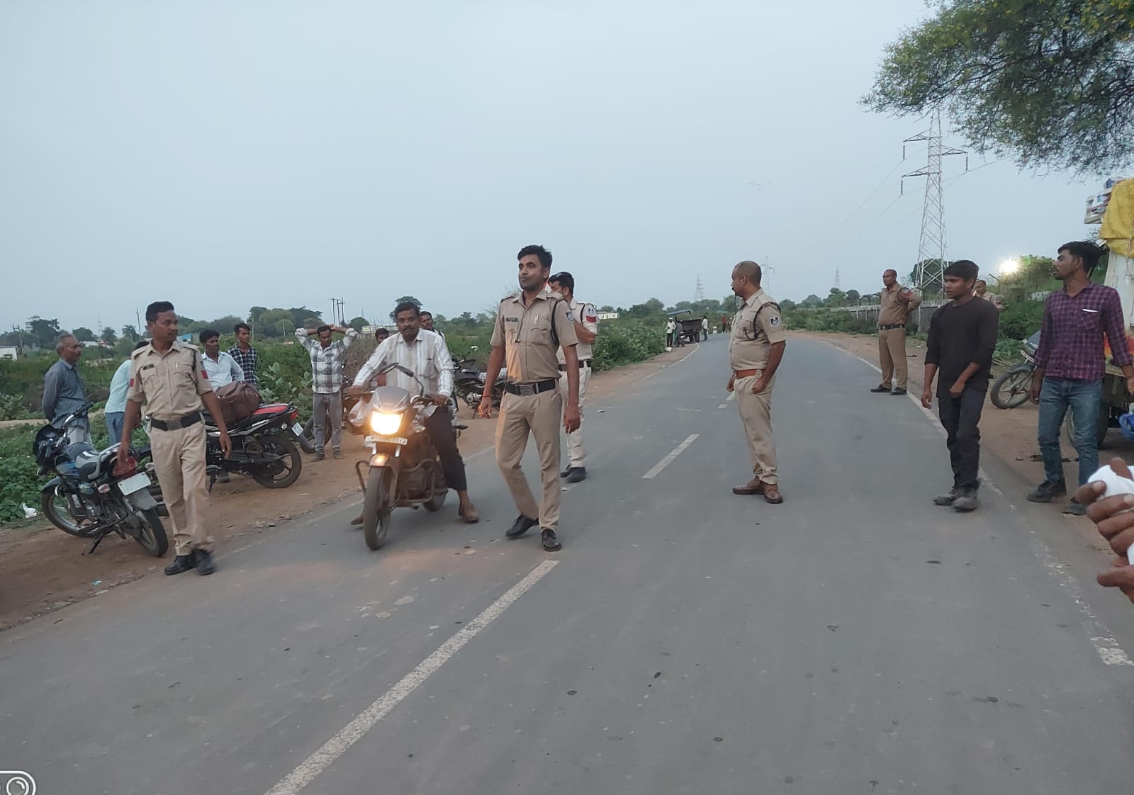 नरसिंहगढ़ में सघन वाहन चेकिंग अभियान, बिना हेलमेट दोपहिया चालकों पर कार्रवाई