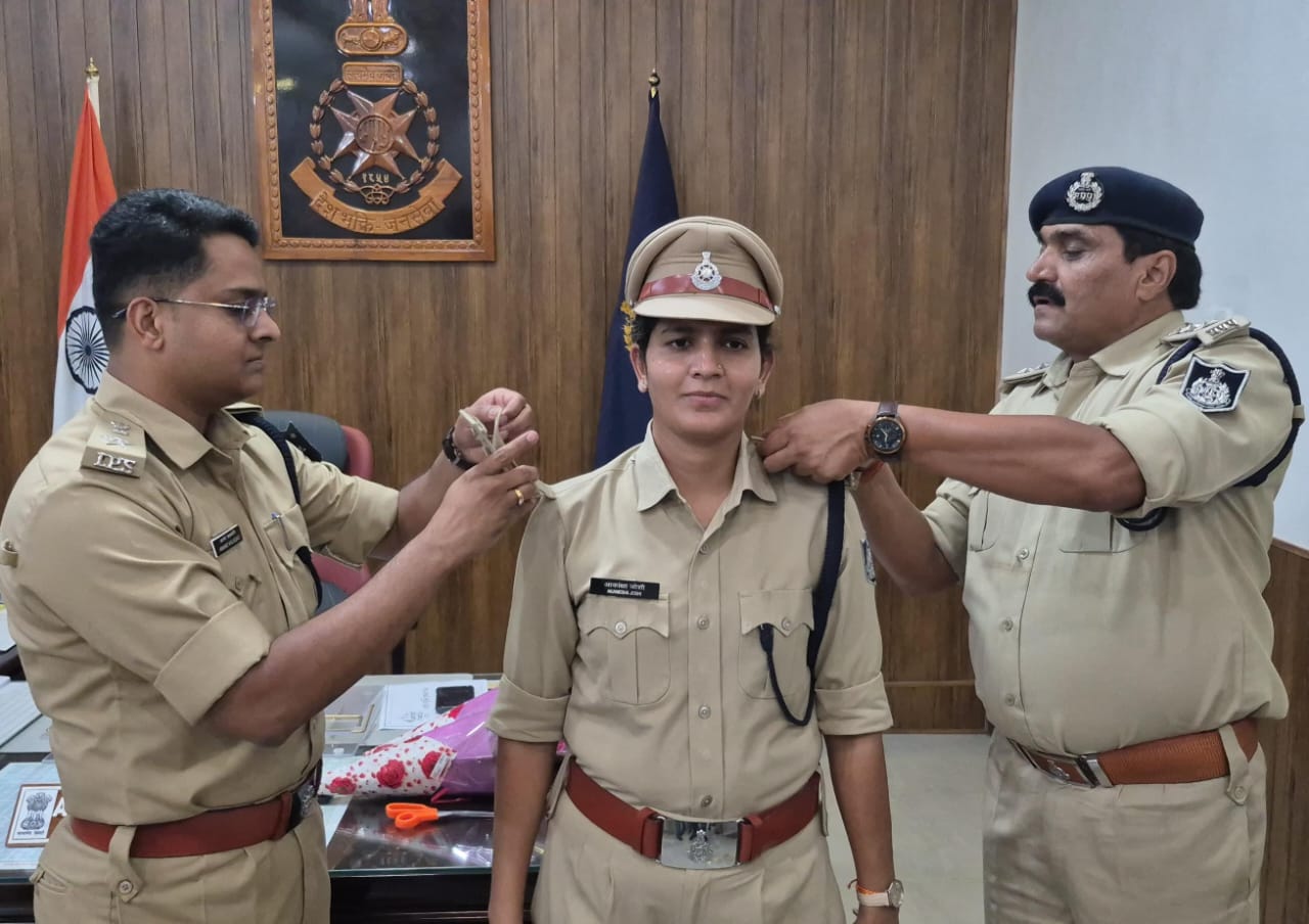 पदोन्नति पर पुलिस अधिकारियों को एसपी ने स्टार लगाकर दी बधाई, मिठाई खिलाकर मनाया जश्न