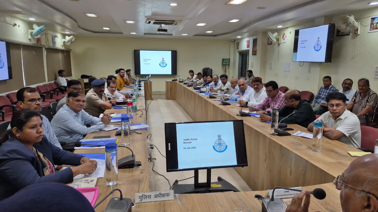 कलेक्टर, पुलिस अधीक्षक, जिला न्यायालय सहित सभी सरकारी कार्यालयों में अनिवार्य हो हेलमेट का उपयोग: न्यायमूर्ति श्री सप्रे  दमोह। उच्चतम न्यायालय सड़क सुरक्षा समिति