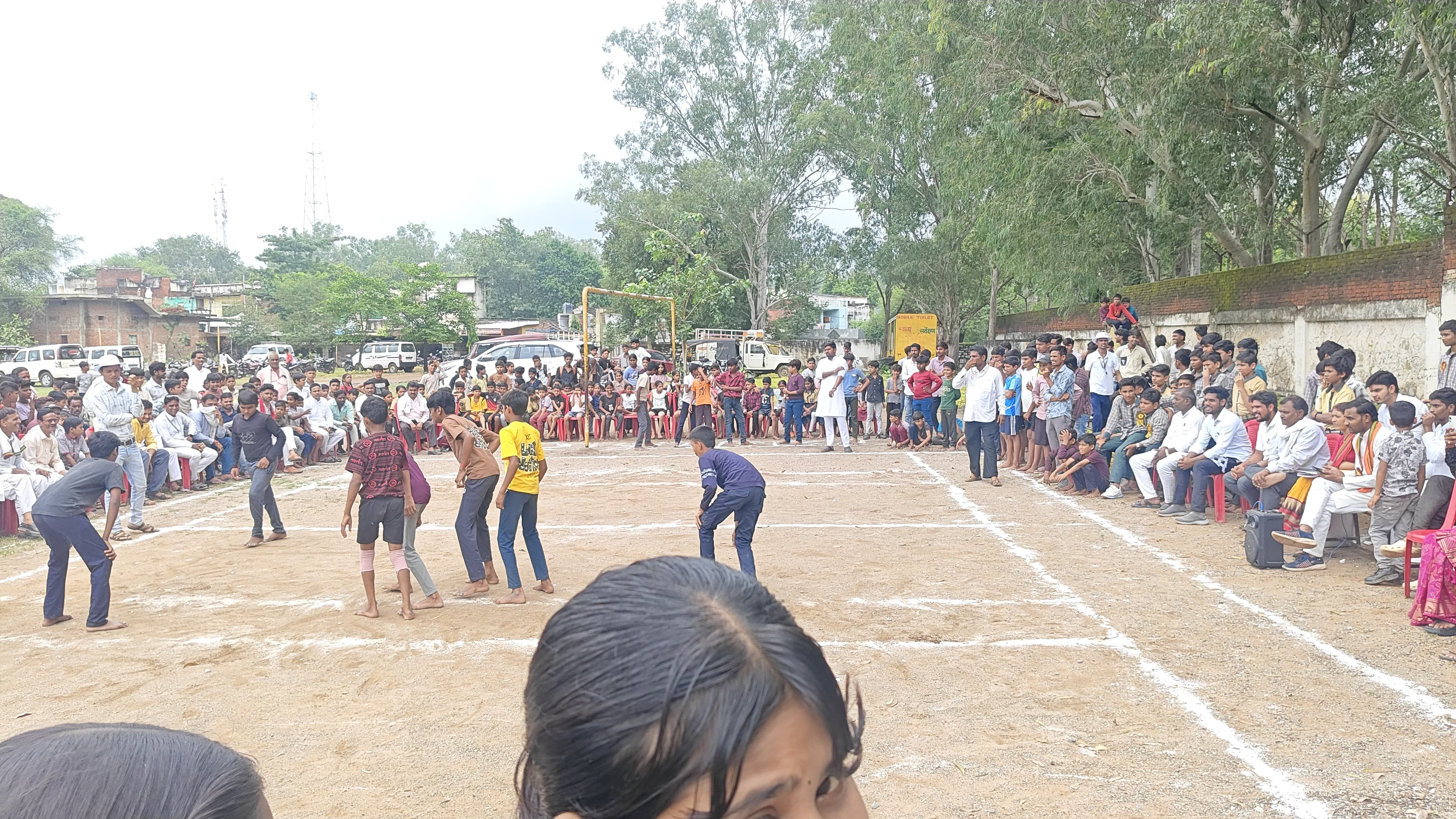 विद्या भारती जिला स्तरीय खेलकूद प्रतियोगिता संपन्न  नरसिंहगढ़ की कबड्डी टीमों ने लहराया परचम, खो-खो में भूरी विद्यालय का दबदबा; विजेता खिलाड़ी करेली में करेंगे दमोह जिले का प्रतिनिधित्व  नरसिंहगढ़। स्थानीय सरस्वती शिशु मंदिर नरसिंहगढ़ में विद्या भारती के तत्वावधान में आयोजित जिला स्तरीय समूह एवं एकल खेलकूद प्रतियोगिता का भव्य एवं गरिमामय समापन हुआ। प्रतियोगिता में जिलेभर के विद्यालयों से आए खिलाड़ियों ने विभिन्न खेल विधाओं में अपनी प्रतिभा का प्रदर्शन किया।  कबड्डी स्पर्धा में सरस्वती शिशु मंदिर नरसिंहगढ़ के भैया एवं बहनों की दोनों टीमों ने शानदार प्रदर्शन करते हुए फाइनल मुकाबले में जीत दर्ज कर खिताब अपने नाम किया। वहीं खो-खो प्रतियोगिता में भूरी विद्यालय के भैया एवं बहनों की टीमों ने उत्कृष्ट खेल का प्रदर्शन करते हुए दोनों वर्गों में विजेता बनने का गौरव हासिल किया।  इसके अलावा गोला फेंक, लंबी कूद, ऊंची कूद, तवा फेंक एवं विभिन्न दौड़ स्पर्धाओं में जिलेभर से आए प्रतिभागियों ने अपनी खेल प्रतिभा का प्रदर्शन किया। प्रतियोगिता में उत्कृष्ट प्रदर्शन कर विजेता रहे खिलाड़ी आगामी 16 एवं 17 सितंबर को करेली (नरसिंहपुर) में आयोजित होने वाली प्रतियोगिता में दमोह जिले का प्रतिनिधित्व करेंगे।  311 प्रतिभागियों ने लिया हिस्सा  इस जिला स्तरीय खेलकूद प्रतियोगिता में जिले के विभिन्न विद्यालयों से 280 भैया-बहनों एवं 31 संरक्षक आचार्यों सहित कुल 311 प्रतिभागियों ने सहभागिता की। प्रतियोगिता का शुभारंभ मां भगवती के चित्र के समक्ष दीप प्रज्वलन एवं विधिवत ध्वजारोहण के साथ किया गया।  उद्घाटन सत्र में मुख्य अतिथि के रूप में सेवानिवृत्त प्राचार्य डॉ. कुलदीप सहमी उपस्थित रहीं। कार्यक्रम की अध्यक्षता बड़ागांव सरपंच गोकल सिंह ने की। विशिष्ट अतिथियों में हिम्मत सिंह ठाकुर, पंडित बृजेश कुमार पाठक (राजा साहब), विजय कुमार जैन, सुधीर सप्रे एवं राजाराम मिश्रा मंचासीन रहे।  विजेता खिलाड़ियों को किया सम्मानित  समापन एवं पुरस्कार वितरण समारोह में विजेता तथा उत्कृष्ट प्रदर्शन करने वाले खिलाड़ियों को मेडल, शील्ड एवं उपहार प्रदान कर सम्मानित किया गया। समापन सत्र के मुख्य अतिथि गौरव पटेल, प्रतिनिधि जिला पंचायत दमोह रहे, जबकि अध्यक्षता पंडित बृजेश कुमार पाठक (राजा साहब) ने की।  इस अवसर पर विजय कुमार जैन, लक्ष्मण सिंह लोधी, धनबाई लोधी, माया पटेल, सुधीर सप्रे, अरविंद पाठक, जमुना प्रसाद पटेल एवं लक्ष्मी प्रसाद सहित अन्य अतिथि मौजूद रहे।  कार्यक्रम में विभिन्न संगठनों एवं संकुल विद्यालयों के प्रधानाचार्य, संरक्षक आचार्य तथा बड़ी संख्या में भैया-बहनों ने सहभागिता की। अंत में विद्यालय के प्रधानाचार्य परसराम सिंह ठाकुर ने सभी अतिथियों, खिलाड़ियों, आचार्यों एवं सहयोगियों के प्रति आभार व्यक्त किया।