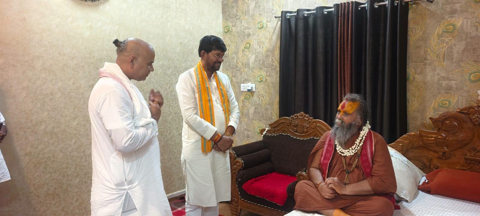 ओरछा ओरछा स्थित सुरभि गौशाला में परम पूज्य मलूकपीठाधीश्वर श्री राजेन्द्र दास जी महाराज से भेंट करते ,पूज्य छोटे सरकार अजब धाम,राज्यमंत्री लखन पटेल और विधायक अनिल जैन। राज्यमंत्री ने महाराज जी के सान्निध्य में संचालित गौशाला में गौमाता की सेवा की ओरछा ओरछा स्थित सुरभि गौशाला में परम पूज्य मलूकपीठाधीश्वर श्री राजेन्द्र दास जी महाराज से भेंट करते ,पूज्य छोटे सरकार अजब धाम,राज्यमंत्री लखन पटेल और विधायक अनिल जैन। राज्यमंत्री ने महाराज जी के सान्निध्य में संचालित गौशाला में गौमाता की सेवा की