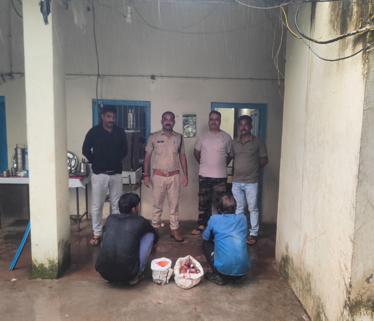 दमोह: नरसिंहगढ़ चौकी पुलिस की अवैध शराब पर बड़ी कार्रवाई, दो स्थानों से 42 पाव देशी दमोह: नरसिंहगढ़ चौकी पुलिस की अवैध शराब पर बड़ी कार्रवाई, दो स्थानों से 42 पाव देशी