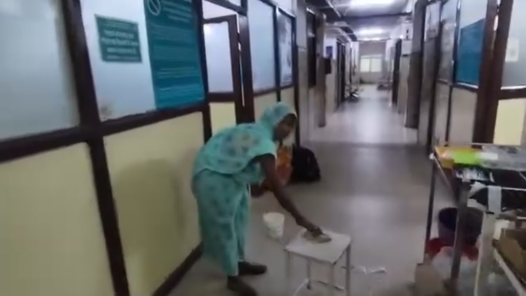दमोह जिला अस्पताल में सफाई व्यवस्था पर सवाल, मरीज की परिजन से सफाई कराने का वीडियो वायरल