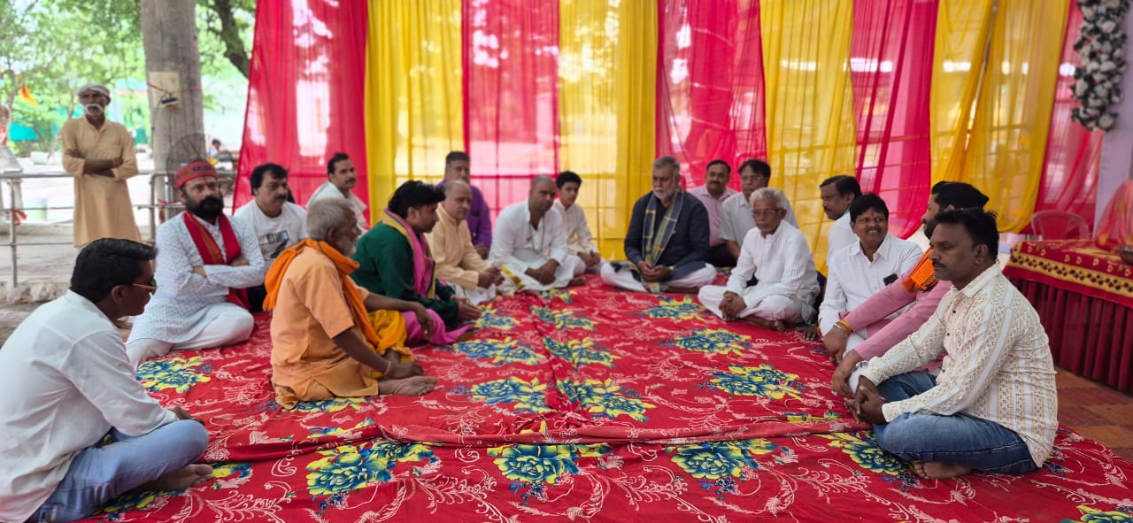 मंत्री प्रहलाद सिंह पटेल दमोह पहुंचे, मां बड़ी देवी मंदिर में दर्शन कर शोकाकुल परिवारों को दी सांत्वना