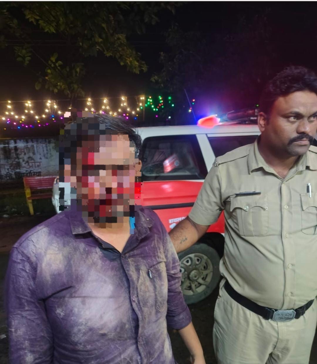 डायल-112 की त्वरित कार्रवाई, सड़क हादसे में घायल व्यक्ति को पहुंचाया अस्पताल  जिला दमोह | दिनांक 26 अगस्त 2026  हिंडोरिया। थाना हिंडोरिया क्षेत्र में करैया रेलवे फाटक के पास बाइक स्लिप होने से हुए सड़क हादसे में एक व्यक्ति गंभीर रूप से घायल हो गया। सूचना मिलते ही डायल-112 की FRV-15 टीम ने त्वरित कार्रवाई करते हुए घायल को समय पर हिंडोरिया अस्पताल पहुंचाया।  जानकारी के अनुसार, 25 अगस्त 2026 की रात करीब 23:06 बजे राज्य स्तरीय पुलिस कंट्रोल रूम डायल-112 भोपाल में करैया रेलवे फाटक के पास बाइक स्लिप होने से दुर्घटना की सूचना प्राप्त हुई। सूचना मिलते ही दमोह डायल-112 कंट्रोल रूम में तैनात आरक्षक देवेश तिवारी ने तत्काल FRV-15 को घटनास्थल के लिए रवाना किया और वरिष्ठ अधिकारियों को सूचना दी।  प्रभारी रेडियो SI जयश्री जैन, SI शेखर कुर्मी (रे.) एवं प्रभारी डायल-112 ASI अजय शुक्ला के मार्गदर्शन में टीम ने तत्काल आवश्यक कार्रवाई की। FRV-15 के आरक्षक 818 नारायण एवं पायलट यावर खान घटनास्थल पर पहुंचे, जहां बाइक स्लिप होने से एक व्यक्ति गंभीर रूप से घायल अवस्था में मिला।  डायल-112 टीम ने बिना देरी किए घायल व्यक्ति को FRV-15 के माध्यम से हिंडोरिया अस्पताल पहुंचाया, जहां उसे समय पर चिकित्सकीय सहायता उपलब्ध कराई गई।  डायल-112 की इस त्वरित कार्रवाई से सड़क हादसे में घायल व्यक्ति को समय रहते अस्पताल पहुंचाकर उपचार उपलब्ध कराने में महत्वपूर्ण मदद मिली।