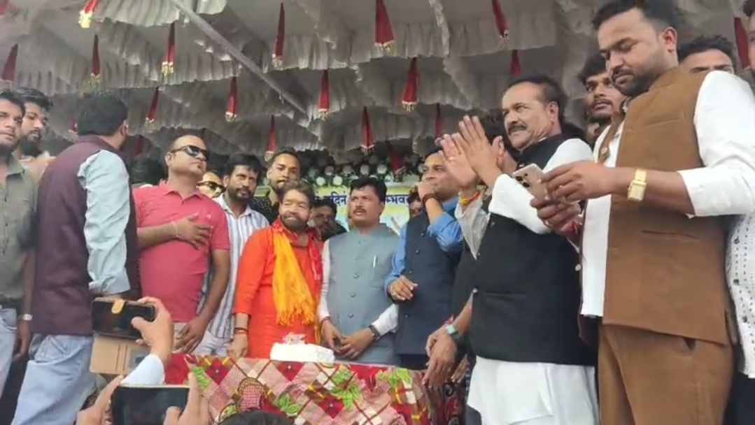 गौरव पटेल की जन्मदिन पार्टी में गाया गीत, सोशल मीडिया पर विवाद के बाद गायक महिपाल सिंह ने मांगी माफी