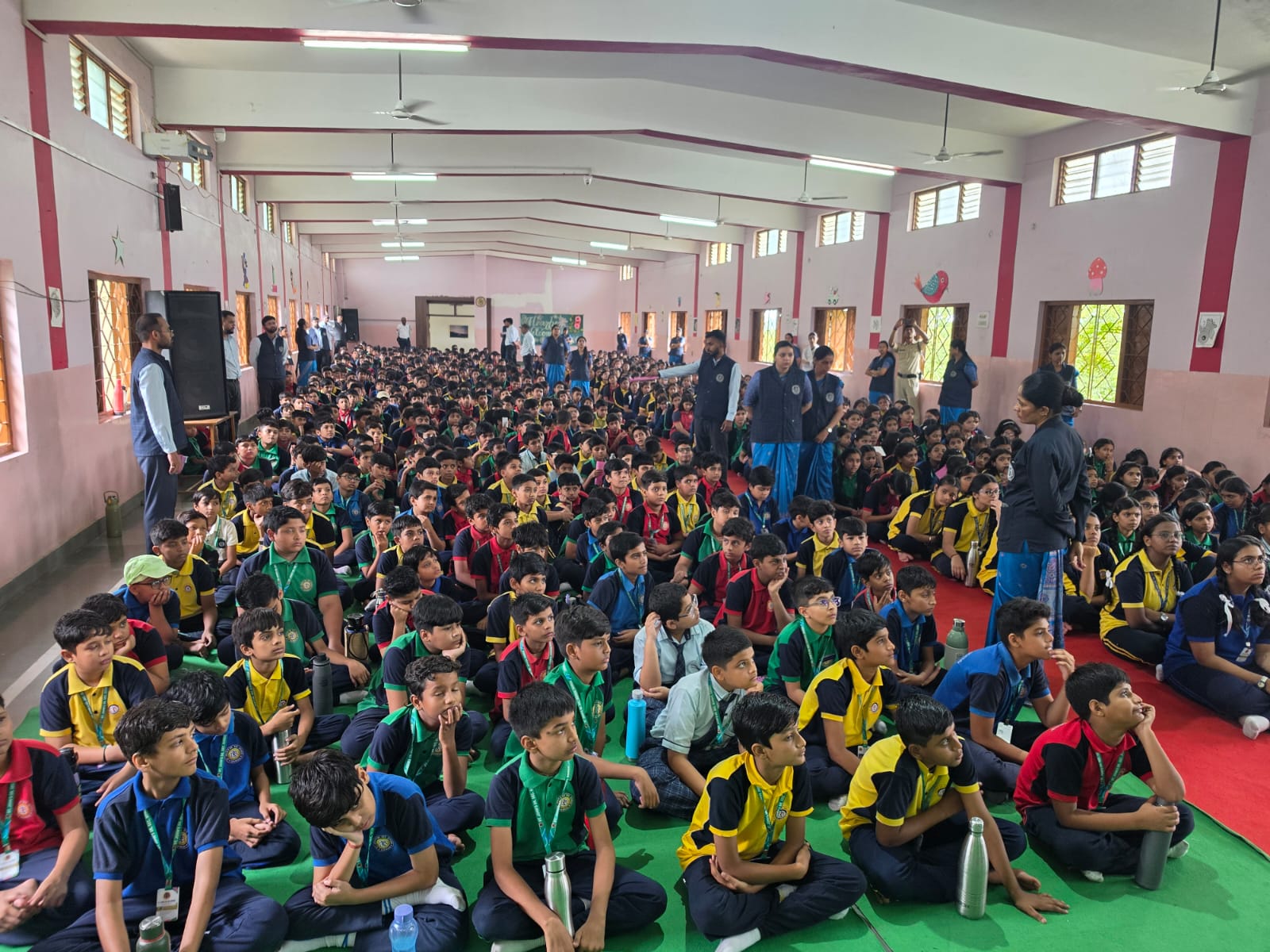 सेंट जॉन्स स्कूल में यातायात जागरूकता कार्यक्रम, 1100 विद्यार्थियों को सड़क सुरक्षा के नियम बताए