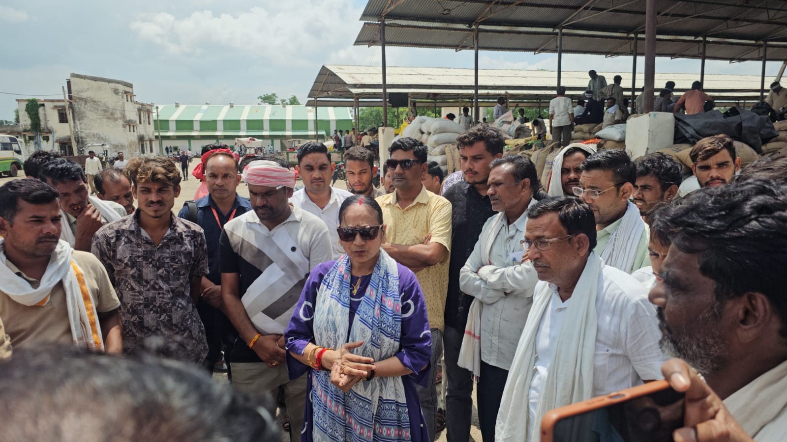 किसानों की शिकायत पर खुला मंडी गेट, पूर्व विधायक रामबाई ने अधिकारियों को लगाई फटकार, दर्जनों ट्रैक्टरों को मिली एंट्री किसानों की शिकायत पर खुला मंडी गेट, पूर्व विधायक रामबाई ने अधिकारियों को लगाई फटकार, दर्जनों ट्रैक्टरों को मिली एंट्री