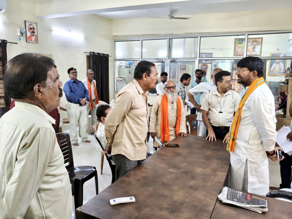 दमोह। मध्यप्रदेश शासन के राज्य मंत्री लखन पटेल ने दमोह स्थित जटाशंकर कार्यालय में आयोजित जनसुनवाई के दौरान क्षेत्र से पहुंचे नागरिकों की समस्याएं गंभीरता से सुनीं। इस दौरान बड़ी संख्या में लोग अपनी विभिन्न समस्याओं और मांगों को लेकर पहुंचे।