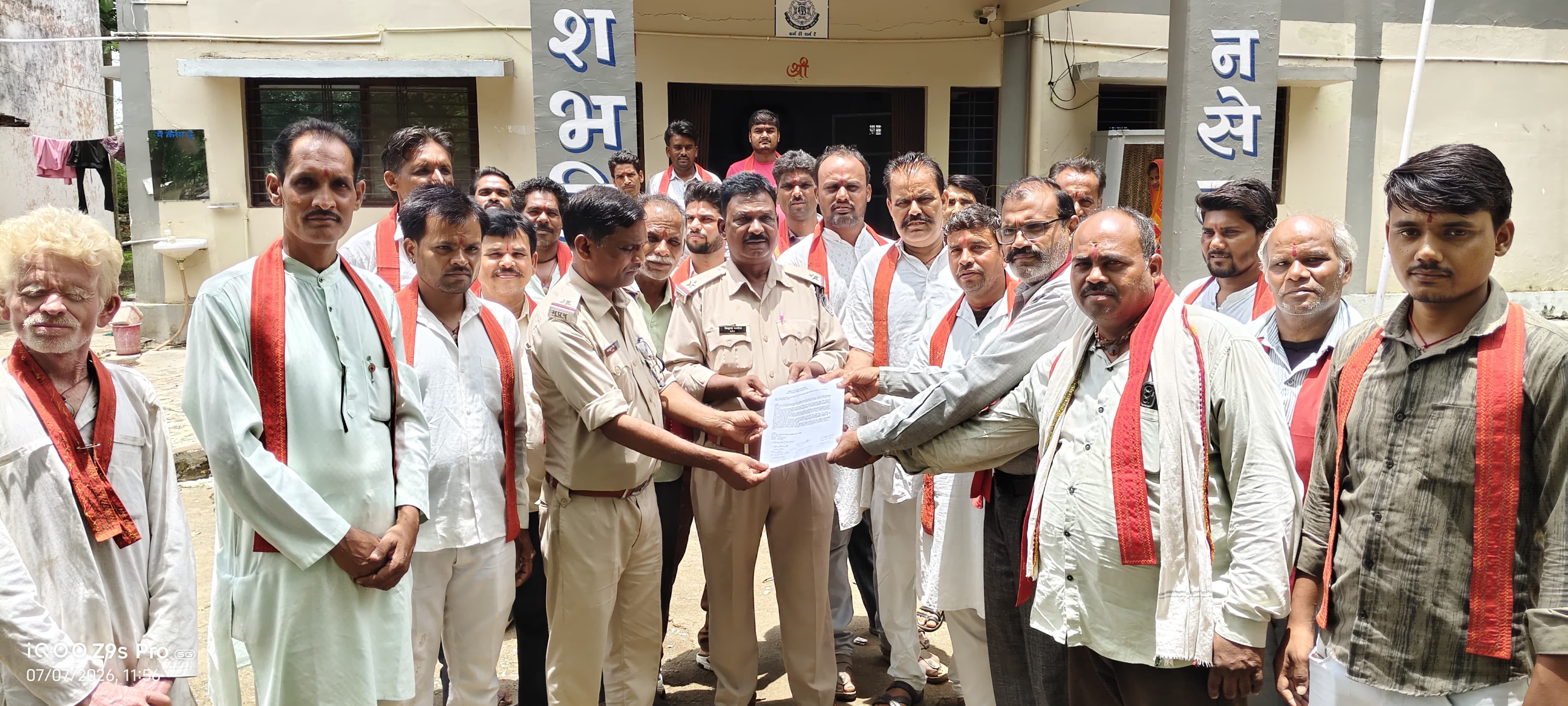 अवैध शराबक्षगांजा जुआ-सट्टा पर कार्रवाई की मांग 10 दिन का दिया अल्टीमेटम  बटियागढ़। मगरोन थाना क्षेत्र में अवैध शराब, गांजा, जुआ एवं सट्टे के बढ़ते कारोबार के विरोध में मंगलवार को भगवती मानव कल्याण संगठन के पदाधिकारी एवं कार्यकर्ता मगरोन थाना पहुंचे। उन्होंने थाना प्रभारी वंदना गौर को ज्ञापन सौंपकर अवैध कारोबार में लिप्त लोगों की पहचान कर सख्त कार्रवाई की मांग की।