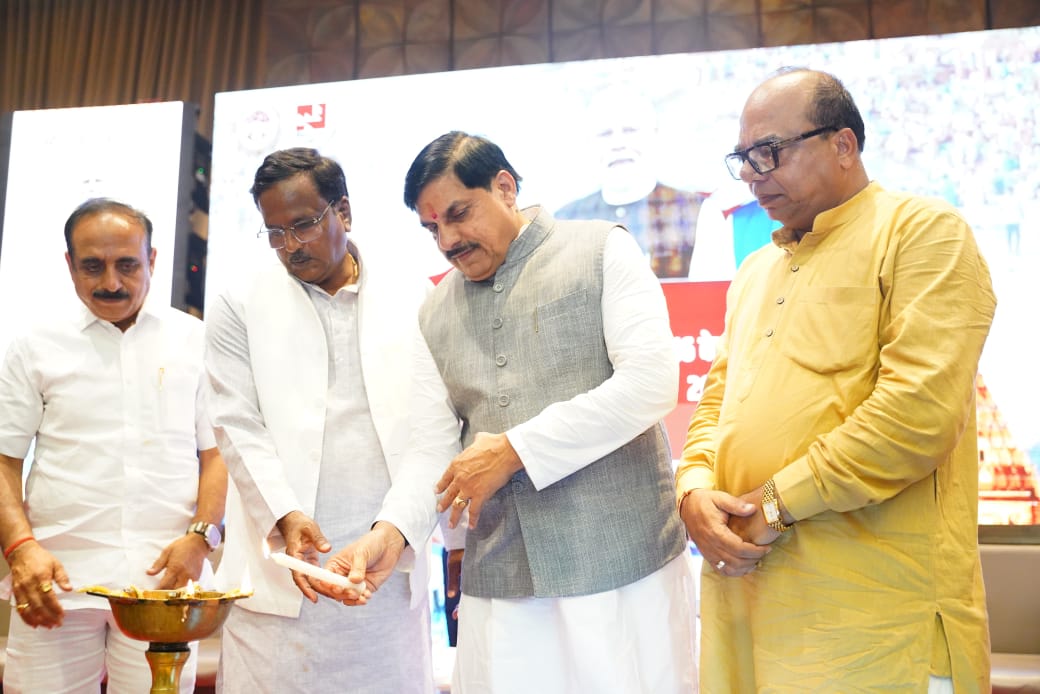 *सिंहस्थ को लेकर सीएम डॉ. मोहन ने सुनाए रोचक किस्से, बताया क्या-क्या सुविधाएं मिलेंगी इस बार*  - *उज्जैन में आयोजित 'सिंहस्थ 2016 का अनुभव, सिंहस्थ 2028 का संकल्प' कार्यशाला* - *सिंहस्थ 2028 के लिए उज्जैन में जारी अधोसंरचना विकास कार्यों पर केंद्रिय लघु फिल्म का प्रदर्शन*  - *40 करोड़ से अधिक श्रद्धालुओं के आने का अनुमान, 4 करोड़ श्रद्धालु करेंगे अमृत स्नान* - *क्षिप्रा नदी पर 22 नए पुलों का निर्माण*  भोपाल/उज्जैन। मध्यप्रदेश के मुख्यमंत्री डॉ. मोहन यादव 27 जून को उज्जैन में आयोजित 'सिंहस्थ 2016 का अनुभव, सिंहस्थ 2028 का संकल्प' कार्यशाला में शामिल हुए। उन्होंने कार्यशाला का दीप प्रज्ज्वलन कर शुभारंभ किया। कार्यशाला में वे अधिकारी और लोग शामिल हुए, जिन्हें पिछले कुंभ मेलों का अनुभव था। अधिकारियों ने कुंभ को लेकर अपने-अपने अनुभव भी साझा किए। उनके बाद मुख्यमंत्री डॉ. यादव ने भी कुंभ मेलों से जुड़े उनके रोचक अनुभव सुनाए। उन्होंने कहा कि इस बार सिंहस्थ में सारी सुविधाएं मुहैया कराई जाएंगी, ताकि आम नागरिकों को कोई परेशानी न हो। आसपास के राज्यों से भी समन्वय करने की जरूरत है। इस बार का सिंहस्थ भव्य होगा।   इस मौके पर मुख्यमंत्री डॉ. मोहन यादव ने कहा कि हम सब सौभाग्यशाली हैं कि उज्जैन से हमारा संबंध है। महाकाल की नगरी उज्जैन से जुड़ने पर जीवन धन्य होता है। मनुष्य तो छोड़ो देवताओं की भी कामना होती है कि काश उज्जैन में निवासरत होने का अवसर मिले। इसके इतिहास के साक्षी बनें। प्रधानमंत्री नरेंद्र मोदी के नेतृत्व में दौर बदल रहा है। वो दिन गए जब हम बड़े दिनों-त्योहारों का इंतजार करते थे, अब तो 12 महीने बसंत है, आनंद का उत्सव है। उन्होंने कहा कि आज के समय में धार्मिक पर्यटन भी लोगों को आकर्षित कर रहा है, इस तरह के नगर लोगों को अपनी ओर खींच रहे हैं। उन्होंने कहा कि सरकार की मंशा ऐसे काम करने की है, जिसके दूरगामी परिणाम हों। बाबा महाकाल की कृपा से कोई आदमी इस तरह के शहर से निकलता है और सरकार के सर्वोच्च पद पर बैठता है। महाकाल की नगरी से आपका भी जुड़ना एक संयोग है। इस तरह आपका और हमारा भी अमृत कुंभ चल रहा है।   *सभी के अनुभव जानना जरूरी* मुख्यमंत्री डॉ. मोहन यादव ने कहा कि 80 के दशक के कुंभ में मैं स्काउट गाइड के सदस्य के रूप में यहां सेवा कर रहा था। इसी तरह 1992 के कुंभ में मैं सिंहस्थ समिति में था। एक बार मुझे बुजुर्ग कार्यालय सहायक ने दरवाजे पर रोक दिया। पूछा कि कहां जा रहे हो, मैंने कहा कि मैं मोहन यादव हूं तो उन्होंने कहा कि मैं तो उनको जानता हूं, तुम्हारे बराबर तो उनके बच्चे होंगे। वो बोले कि तुम जाओ यहां से। मैंने कहा कि मैं ही मोहन यादव हूं, मुझे ही जाना है। फिर जैसे-तैसे वो वाक्या पूरा हुआ। यह सब मैं इसलिए बता रहा हूं क्योंकि, उस समय जब सिंहस्थ समिति बनती थी, तो सब लोगों को उसमें जोड़ा जाता था। उन्होंने कहा कि अभी हमने कुछ समितियों का गठन नहीं किया है। हम चाहते हैं कि केवल उज्जैन के प्रतिनिधि इसमें शामिल न हों, बल्कि अन्य लोग को भी इसमें जोड़ा जाए। ताकि, आप सभी के अनुभव का लाभ मिले।   *सारी पुरानी रुकावटें दूर करने का प्रयास* मुख्यमंत्री डॉ. मोहन यादव ने कहा कि सिंहस्थ सबका है। पुराने समय और अभी के समय में अंतर है। पहले एक-दो होटल होती थीं, जिसमें से कुंभ के बाद एक बंद हो जाती थी। लेकिन, अब लोगों को ठहराना बड़ी चुनौती है। आज उज्जैन का समय बदल गया है। हम पुराने दौर के सारे दबाव दूर करने का प्रयास कर रहे हैं। हमने हर रोड चौड़ी की है, ताकि बाहर से आने वालों को समस्या न हो। हमने स्नान की चुनौती भी करीब-करीब पूरी कर ली है। सारे देव स्थानों को बड़ा किया है। सीएम डॉ. यादव ने कहा कि नदी तो हमारे लिए बड़ी चुनौती थी, क्योंकि मिट्टी की वजह से इसकी धारा कभी दाएं-कभी बाएं मुड़ जाती थी, लेकिन अब घाट पक्के होने से यह समस्या दूर हो गई है। पहले जिन लोगों को धर्मशाला मिलनी चाहिए, उसे नहीं मिल पाती थी। लेकिन, इस बार इसका भी ख्याल रखा गया है। हमें रेलवे में हुए बदलाव का भी लाभ मिलेगा। उन्होंने कहा कि इस बार के सिंहस्थ के लिए पड़ोसी राज्यों से भी समन्वय करना पड़ेगा, ताकि अव्यवस्था फैलने से रोका जा सके। मेरी शुभकामना है कि 2028 का सिंहस्थ भव्य रूप से करेंगे।