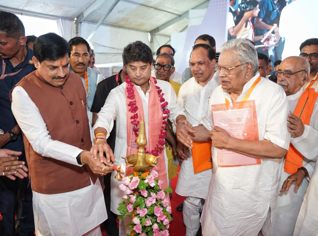 1- *दुश्मन पर कहर बरपाएंगी शिवपुरी में बनीं मिसाइलें,  5 हजार लोगों को मिलेगा रोजगार, जानें कैसे?* 2- *सीएम डॉ. यादव ने किया 2500 करोड़ की अडाणी डिफेंस यूनिट का शिलान्यास, जानें क्या-क्या होगा फायदा?*  - *सीएम डॉ. मोहन ने किया 2500 करोड़ के अडाणी डिफेंस एंड एयरोस्पेस मैन्युफैक्चरिंग प्लांट का शिलान्यास* - *प्रदेश के मुखिया ने शिवपुरी में किया 211 करोड़ की लागत के विकास कार्यों का लोकार्पण और भूमि-पूजन* - *केंद्रीय मंत्री सिंधिया ने कहा- शिव की नगरी में लिखी जा रही इतिहास की नई इबारत*  भोपाल/शिवपुरी। मध्यप्रदेश के लिए 5 जुलाई का दिन ऐतिहासिक रहा। अब मध्यप्रदेश देश की रक्षा में बड़ी भूमिका निभाएगा। यहां से बनीं मिसाइलें दुश्मनों के घरों में घुसकर उन्हें ढेर करेंगीं। दरअसल, मुख्यमंत्री डॉ. मोहन यादव ने शिवपुरी जिले में 2,500 करोड़ की लागत के अडाणी डिफेंस एंड एयरोस्पेस मैन्युफैक्चरिंग प्लांट का शिलान्यास किया। उनके साथ केंद्रीय मंत्री ज्योतिरादित्य सिंधिया, अदाणी ग्रुप के युवा नेतृत्व करण अदाणी, जीत अदाणी भी मौजूद थे। इस मौके पर सीएम डॉ. यादव ने 211 करोड़ की लागत के विकास कार्यों का लोकार्पण और भूमि-पूजन भी किया। इसके अलावा उन्होंने विभिन्न योजनाओं के हितग्राहियों को हितलाभ भी वितरित किया।    इस अवसर पर मुख्यमंत्री डॉ. मोहन यादव ने कहा कि आज यहां अद्भुत समागम हो रहा है। यहां एक साथ स्नेहा का लेपन और प्रेम का वातारवरण उमड़ पड़ा है। चंबल की ये धरा कई सौ साल से अपनी शक्ति का प्रदर्शन कर रही है। यहां के बांके लड़ाके, सेना के जवान, अफसर, यहां के नागरिक अपनी जान की बाजी लगाकर सीमा पर देश की रक्षा करते हैं। उन्होंने कहा कि चंबल ने जब-जब भी कदम बढ़ाया, तब-तब देशभक्ति का नया गीत गाया है। मुझे इस बात की प्रसन्नता है कि आज नया इतिहास लिखा गया है। उन्होंने कहा कि भगवान कृष्ण ने मथुरा में कंस को मारने के बाद मध्यप्रदेश में शिक्षा ग्रहण की। लेकिन, जब तक वे गुजरात जाकर द्वारिकाधीश नहीं हुए, तब तक आनंद नहीं आया। चाहे महात्मा गांधी का समय हो, सरदार वल्लभ भाई पटेल का समय हो, या नरेंद्र मोदी-अमित शाह का समय हो, गुजरात जो करता है सबसे अलग करता है। उन्होंने कहा कि आज शिवपुरी से डिफेंस का नया अध्याय शुरू हो रहा है। यहां से जो मिसाइल बनेगी, वो लंबी दूरी तय करके दुश्मन के देश में गिरेगी और भारत का मान-सम्मान बढ़ाएगी। आज हमारा ये सपना भी साकार हो रहा है।   *हर क्षेत्र में हो रहा विकास* मुख्यमंत्री डॉ. यादव ने कहा कि आज का दिन ऐतिहासिक है। अब यहां रोजगार का नया मौका मिलेगा। इस प्रोजेक्ट से करीब 5 हजार लोगों को रोजगार मिलेगा। आज माधव नेशनल पार्क पर्यटन का नया केंद्र बना है। कुछ दिनों पहले गुना में सीमेंट फैक्ट्री का उद्घाटन हुआ। इस तरह यह पूरा ग्वालियर-गुना क्षेत्र बदलने वाला है। आज मध्यप्रदेश तेजी से विकास कर रहा है। हर क्षेत्र में विकास हो रहा है। उन्होंने कहा कि आज आने वाली पीढ़ियों के लिए स्वर्णिम भविष्य लिखा गया है। उन्होंने कहा कि सुदामा-कृष्ण की जोड़ी हमारे लिए सबक है। अगर संकट के समय दोस्त आपके पास आए तो आप उसे नहीं भूलना। मित्रता के समय भाव बराबर होना चाहिए, पैसा तो आता-जाता रहेगा। भगवान कृष्ण ने सुदामा को अपने पास 8 महीने रखा, जाते वक्त कुछ हाथ में नहीं दिया। सुदामा की आंखें नीची न हों, इसके लिए पीठ पीछे उनका महल बनवा दिया। उन्होंने कहा कि हम दोनों के गुरु के नाम पर प्रदेश में सांदीपनि विद्यालय बनवा रहे हैं। हमारा सांदीपनि विद्यालय देश का सबसे अच्छा स्कूल है।   *मुख्यमंत्री डॉ. यादव ने कीं ये घोषणाएं* मुख्यमंत्री डॉ. यादव ने कहा कि कांग्रेस के शासनकाल में तो स्कूल में बैठने के लिए टाट-पट्टी नहीं मिलती थी। आज हालत यह है कि लोग प्राइवेट स्कूल छोड़कर सांदीपनि स्कूलों में प्रवेश ले रहे हैं। शिवपुरी को पर्यटन का केंद्र बनाएंगे। शिवपुरी को नेशनल हाईवे से जोड़ने के लिए 120 करोड़ की लागत से 14 किमी की फोरलेन सड़क बनाई जाएगी। मेडिकल कॉलेज में कार्डियोलॉजी यूनिट की स्थापना की जाएगी। खोड में कला-वाणिज्य-विज्ञान का नया कॉलेज स्थापित किया जाएगा। शिवपुरी में नवीन तहसील सुभाषपुरा बनाई जाएगी। पिछोर में एक नया प्राथमिक स्वास्थ्य केंद्र बनाया जाएगा। करेगा-भितरवार रोड से समोहा डैम तक नई सड़क बनाई जाएगी। खनियाधाना कृषि उपज मंडी की स्थापना की जाएगी। ग्राम पंचायत खतौरा में सांदीपनि विद्यालय की स्थापना की जाएगी। शिवपुरी में 200 बिस्तरों का मातृ-शिशु अस्पताल स्थापित किया जाएगा।  *लिखी जा रही नई इबारत* केंद्रीय मंत्री ज्योतिरादित्य सिंधिया ने कहा कि आज नए इतिहास की इबारत लिखी जा रही है। भगवान शिव संकल्प-शक्ति और विजय के देव हैं। इसलिए भगवान शिव की शिवपुरी में आधार शिला रखी जा रही है। एक नया इतिहास एक नया सवेरा राष्ट्र निर्माण का, एक इतिहास एक नया सवेरा राष्ट्र सेवा का हो रहा है। प्रधानमंत्री नरेंद्र मोदी के नेतृत्व में आत्मनिर्भर भारत बन रहा है। उनके नेतृत्व में भारत का मान बढ़ा है। उन्होंने कहा कि संकट के समय विश्व की भारत की ओर आशा से देखता है। विकसित भारत-2047 मां भारती का लक्ष्य बन चुका है। शिवपुरी नया सितारा बन कर चमकेगा। मुख्यमंत्री डॉ. मोहन यादव ने निवेशकों का विश्वास जीता है। अदाणी समूह के युवा नेतृत्व जीत अदाणी ने कहा कि आज खास दिन है। यहां मिशन रेडी मिसाइल बनाई जाएंगी। मध्यप्रदेश सबसे तेजी से विकास कर रहा है। डॉ. मोहन यादव की मेहनत का परिणाम है कि यह राज्य प्रगति के पथ पर अग्रसर है। अदाणी समूह राज्य के कई जिलों में निवेश कर रहा है। यह निवेश केवल किसी योजना में नहीं, बल्कि मध्यप्रदेश की जनता और उसके भविष्य में निवेश है। शिवपुरी में इस योजना से 5 हजार लोगों को रोजगार मिलेगा।