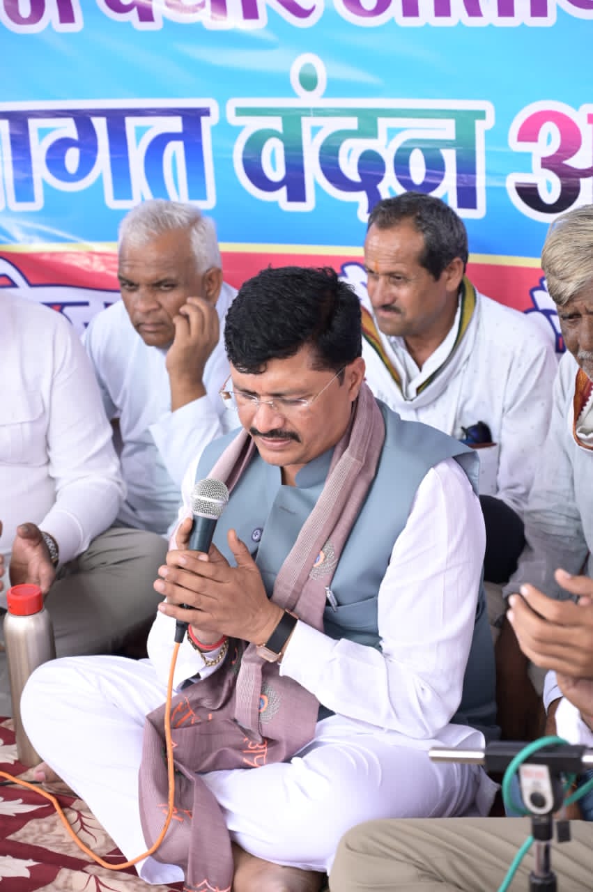 गौरव पटेल ने जन्मदिवस समारोह के वायरल वीडियो पर दी सफाई, कहा—वीडियो को संदर्भ से अलग कर पेश किया गया बंडा की घटना से जोड़कर चर्चा में आए लोकगीत पर गौरव पटेल और गायक महिपाल सिंह ठाकुर ने रखा अपना पक्ष दमोह। जिला पंचायत अध्यक्ष प्रतिनिधि गजेन्द्र सिंह उर्फ गौरव पटेल के जन्मदिवस पर शनिवार को कक्कू मैरिज गार्डन, खौजाखेड़ी, पथरिया रोड, सेमरा तिगड्डा में मिलन समारोह आयोजित किया गया। कार्यक्रम में क्षेत्र के गणमान्य नागरिकों, शुभचिंतकों और मित्रों ने पहुंचकर उन्हें जन्मदिवस की शुभकामनाएं दीं। समारोह के दौरान लोकगीत कलाकार महिपाल सिंह ठाकुर द्वारा लोगों की फरमाइश पर प्रस्तुत किए गए एक गीत का वीडियो सोशल मीडिया पर वायरल हुआ। वीडियो को बंडा क्षेत्र की जहरीली शराब की घटना से जोड़कर सोशल मीडिया पर विभिन्न चर्चाएं होने के बाद गौरव पटेल ने मीडिया और सोशल मीडिया के माध्यम से अपना स्पष्टीकरण जारी किया है। वीडियो को लेकर गौरव पटेल ने क्या कहा? गौरव पटेल ने कहा कि वायरल वीडियो को लेकर फेसबुक, सोशल मीडिया और कुछ यूट्यूब चैनलों पर उनके संबंध में गलत और भ्रामक बातें प्रसारित की जा रही हैं। उनका आरोप है कि वीडियो को संदर्भ से अलग तरीके से प्रस्तुत कर उनके बारे में गलत धारणा बनाने का प्रयास किया जा रहा है। उन्होंने कहा कि उनके जन्मदिवस पर क्षेत्र में अलग-अलग स्थानों पर वृक्षारोपण, सुंदरकांड, देव दर्शन और पथरिया की रसोई में जरूरतमंद लोगों को भोजन वितरण सहित कई कार्यक्रम आयोजित किए गए थे। इसी क्रम में क्षेत्र के लोगों द्वारा बुंदेली लोकगीत और सैरो नृत्य का कार्यक्रम भी पथरिया के पास स्थित गार्डन में रखा गया था। गौरव पटेल के मुताबिक, वे जन्मदिवस के विभिन्न कार्यक्रमों में कुछ समय के लिए उपस्थित रहे, लेकिन वायरल वीडियो में जिस समय गायक गीत प्रस्तुत कर रहे थे, उस समय वे वहां मौजूद नहीं थे। उन्होंने बताया कि उन्होंने उक्त वीडियो अगले दिन देखा। गौरव पटेल ने बंडा की घटना पर चिंता व्यक्त करते हुए मृतकों के प्रति संवेदना और श्रद्धांजलि व्यक्त की। उन्होंने कहा कि वायरल वीडियो को बंडा की घटना से जोड़कर उनके खिलाफ भ्रामक बातें प्रसारित की जा रही हैं। उन्होंने यह भी कहा कि यदि गलत तथ्यों के आधार पर उनकी छवि को नुकसान पहुंचाने का प्रयास किया गया तो वे न्यायालय की शरण ले सकते हैं। गायक महिपाल सिंह ठाकुर ने भी दी सफाई वायरल वीडियो को लेकर लोकगीत कलाकार महिपाल सिंह ठाकुर ने भी अपना पक्ष सामने रखा है। उन्होंने बताया कि जन्मदिवस समारोह के दौरान लोगों की फरमाइश पर उन्होंने गीत प्रस्तुत किया था। महिपाल सिंह ठाकुर ने कहा कि गीत प्रस्तुत करने का उद्देश्य किसी व्यक्ति अथवा किसी की भावनाओं को ठेस पहुंचाना नहीं था। उनके अनुसार, गीत के माध्यम से लोगों को शराब और नशे से दूर रहने का संदेश देने का प्रयास किया गया था। उन्होंने बंडा की घटना पर चिंता व्यक्त करते हुए मृतकों के प्रति श्रद्धांजलि भी व्यक्त की। साथ ही कहा कि उनके गीत या प्रस्तुति के तरीके से यदि किसी व्यक्ति की भावनाएं आहत हुई हैं तो वे इसके लिए माफी मांगते हैं। वायरल वीडियो के बाद दोनों पक्षों ने रखा अपना पक्ष जन्मदिवस समारोह के वीडियो के वायरल होने के बाद सोशल मीडिया पर अलग-अलग प्रतिक्रियाएं सामने आईं। एक ओर वीडियो को बंडा की घटना के संदर्भ में देखा गया, वहीं गौरव पटेल और गायक महिपाल सिंह ठाकुर ने अपने-अपने स्पष्टीकरण में इसे अलग संदर्भ में प्रस्तुत किए जाने की बात कही है। फिलहाल इस पूरे मामले में गौरव पटेल और गायक महिपाल सिंह ठाकुर दोनों का पक्ष सार्वजनिक रूप से सामने आ चुका है। वीडियो को लेकर सोशल मीडिया पर चल रही चर्चाओं के बीच वास्तविक संदर्भ और प्रस्तुतिकरण को लेकर दोनों ने अपनी स्थिति स्पष्ट की है। गौरव पटेल ने जन्मदिवस समारोह के वायरल वीडियो पर दी सफाई, कहा—वीडियो को संदर्भ से अलग कर पेश किया गया बंडा की घटना से जोड़कर चर्चा में आए लोकगीत पर गौरव पटेल और गायक महिपाल सिंह ठाकुर ने रखा अपना पक्ष दमोह। जिला पंचायत अध्यक्ष प्रतिनिधि गजेन्द्र सिंह उर्फ गौरव पटेल के जन्मदिवस पर शनिवार को कक्कू मैरिज गार्डन, खौजाखेड़ी, पथरिया रोड, सेमरा तिगड्डा में मिलन समारोह आयोजित किया गया। कार्यक्रम में क्षेत्र के गणमान्य नागरिकों, शुभचिंतकों और मित्रों ने पहुंचकर उन्हें जन्मदिवस की शुभकामनाएं दीं। समारोह के दौरान लोकगीत कलाकार महिपाल सिंह ठाकुर द्वारा लोगों की फरमाइश पर प्रस्तुत किए गए एक गीत का वीडियो सोशल मीडिया पर वायरल हुआ। वीडियो को बंडा क्षेत्र की जहरीली शराब की घटना से जोड़कर सोशल मीडिया पर विभिन्न चर्चाएं होने के बाद गौरव पटेल ने मीडिया और सोशल मीडिया के माध्यम से अपना स्पष्टीकरण जारी किया है। वीडियो को लेकर गौरव पटेल ने क्या कहा? गौरव पटेल ने कहा कि वायरल वीडियो को लेकर फेसबुक, सोशल मीडिया और कुछ यूट्यूब चैनलों पर उनके संबंध में गलत और भ्रामक बातें प्रसारित की जा रही हैं। उनका आरोप है कि वीडियो को संदर्भ से अलग तरीके से प्रस्तुत कर उनके बारे में गलत धारणा बनाने का प्रयास किया जा रहा है। उन्होंने कहा कि उनके जन्मदिवस पर क्षेत्र में अलग-अलग स्थानों पर वृक्षारोपण, सुंदरकांड, देव दर्शन और पथरिया की रसोई में जरूरतमंद लोगों को भोजन वितरण सहित कई कार्यक्रम आयोजित किए गए थे। इसी क्रम में क्षेत्र के लोगों द्वारा बुंदेली लोकगीत और सैरो नृत्य का कार्यक्रम भी पथरिया के पास स्थित गार्डन में रखा गया था। गौरव पटेल के मुताबिक, वे जन्मदिवस के विभिन्न कार्यक्रमों में कुछ समय के लिए उपस्थित रहे, लेकिन वायरल वीडियो में जिस समय गायक गीत प्रस्तुत कर रहे थे, उस समय वे वहां मौजूद नहीं थे। उन्होंने बताया कि उन्होंने उक्त वीडियो अगले दिन देखा। गौरव पटेल ने बंडा की घटना पर चिंता व्यक्त करते हुए मृतकों के प्रति संवेदना और श्रद्धांजलि व्यक्त की। उन्होंने कहा कि वायरल वीडियो को बंडा की घटना से जोड़कर उनके खिलाफ भ्रामक बातें प्रसारित की जा रही हैं। उन्होंने यह भी कहा कि यदि गलत तथ्यों के आधार पर उनकी छवि को नुकसान पहुंचाने का प्रयास किया गया तो वे न्यायालय की शरण ले सकते हैं। गायक महिपाल सिंह ठाकुर ने भी दी सफाई वायरल वीडियो को लेकर लोकगीत कलाकार महिपाल सिंह ठाकुर ने भी अपना पक्ष सामने रखा है। उन्होंने बताया कि जन्मदिवस समारोह के दौरान लोगों की फरमाइश पर उन्होंने गीत प्रस्तुत किया था। महिपाल सिंह ठाकुर ने कहा कि गीत प्रस्तुत करने का उद्देश्य किसी व्यक्ति अथवा किसी की भावनाओं को ठेस पहुंचाना नहीं था। उनके अनुसार, गीत के माध्यम से लोगों को शराब और नशे से दूर रहने का संदेश देने का प्रयास किया गया था। उन्होंने बंडा की घटना पर चिंता व्यक्त करते हुए मृतकों के प्रति श्रद्धांजलि भी व्यक्त की। साथ ही कहा कि उनके गीत या प्रस्तुति के तरीके से यदि किसी व्यक्ति की भावनाएं आहत हुई हैं तो वे इसके लिए माफी मांगते हैं। वायरल वीडियो के बाद दोनों पक्षों ने रखा अपना पक्ष जन्मदिवस समारोह के वीडियो के वायरल होने के बाद सोशल मीडिया पर अलग-अलग प्रतिक्रियाएं सामने आईं। एक ओर वीडियो को बंडा की घटना के संदर्भ में देखा गया, वहीं गौरव पटेल और गायक महिपाल सिंह ठाकुर ने अपने-अपने स्पष्टीकरण में इसे अलग संदर्भ में प्रस्तुत किए जाने की बात कही है। फिलहाल इस पूरे मामले में गौरव पटेल और गायक महिपाल सिंह ठाकुर दोनों का पक्ष सार्वजनिक रूप से सामने आ चुका है। वीडियो को लेकर सोशल मीडिया पर चल रही चर्चाओं के बीच वास्तविक संदर्भ और प्रस्तुतिकरण को लेकर दोनों ने अपनी स्थिति स्पष्ट की है।