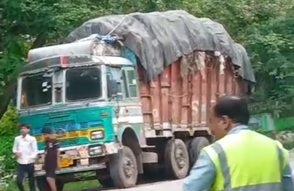 मुख्य सड़क के किनारे पर कई दिनों तक खड़ा रहा कचरे से भरा ट्रक, बदबू से लोग परेशान; शिकायत के बाद हटाया गया