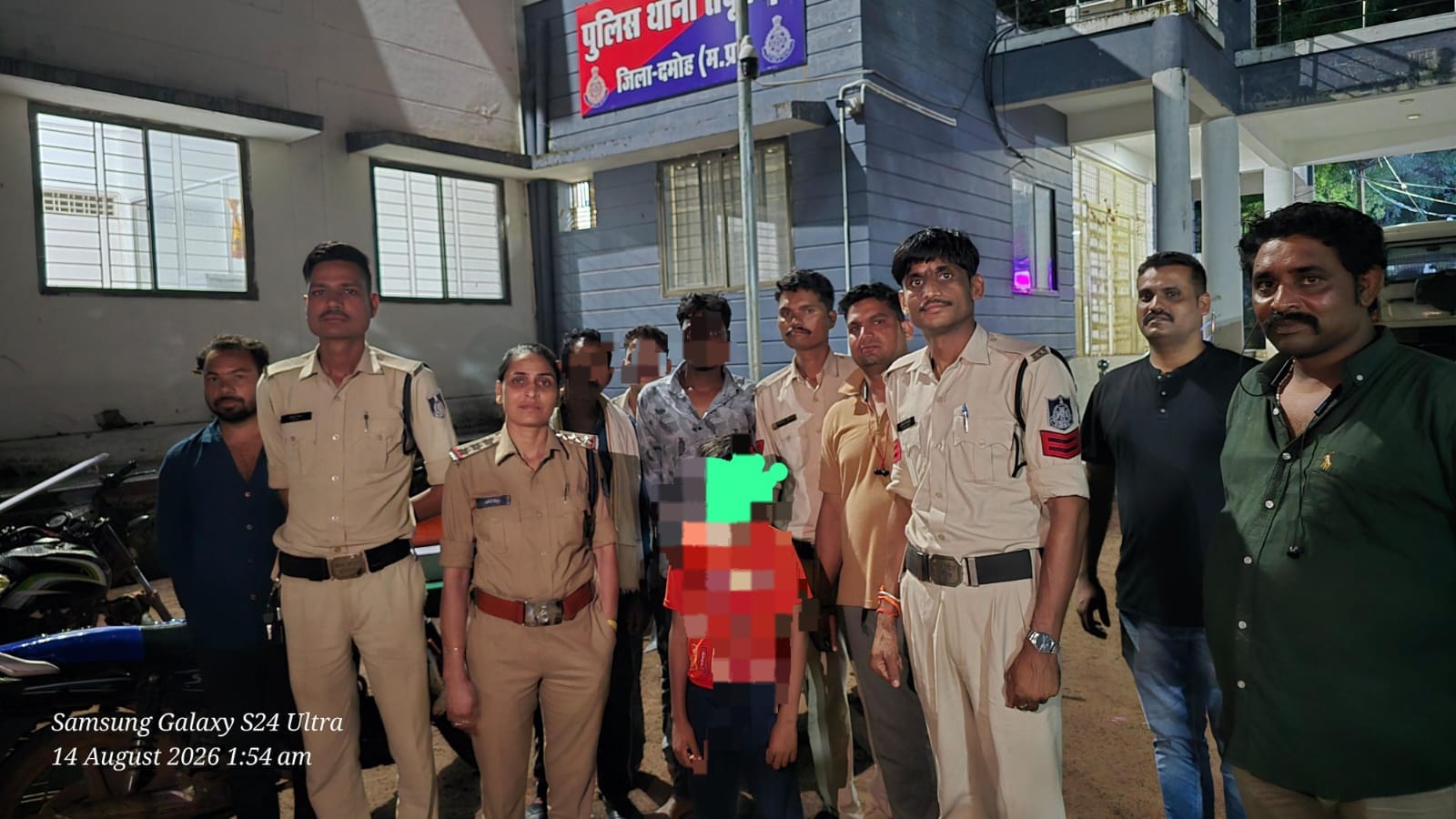 पुलिस की तत्परता से मिला लापता बालक, खेतों में भटकते हुए पहुंचा पुलिस वाहन के पास पुलिस की तत्परता से मिला लापता बालक, खेतों में भटकते हुए पहुंचा पुलिस वाहन के पास