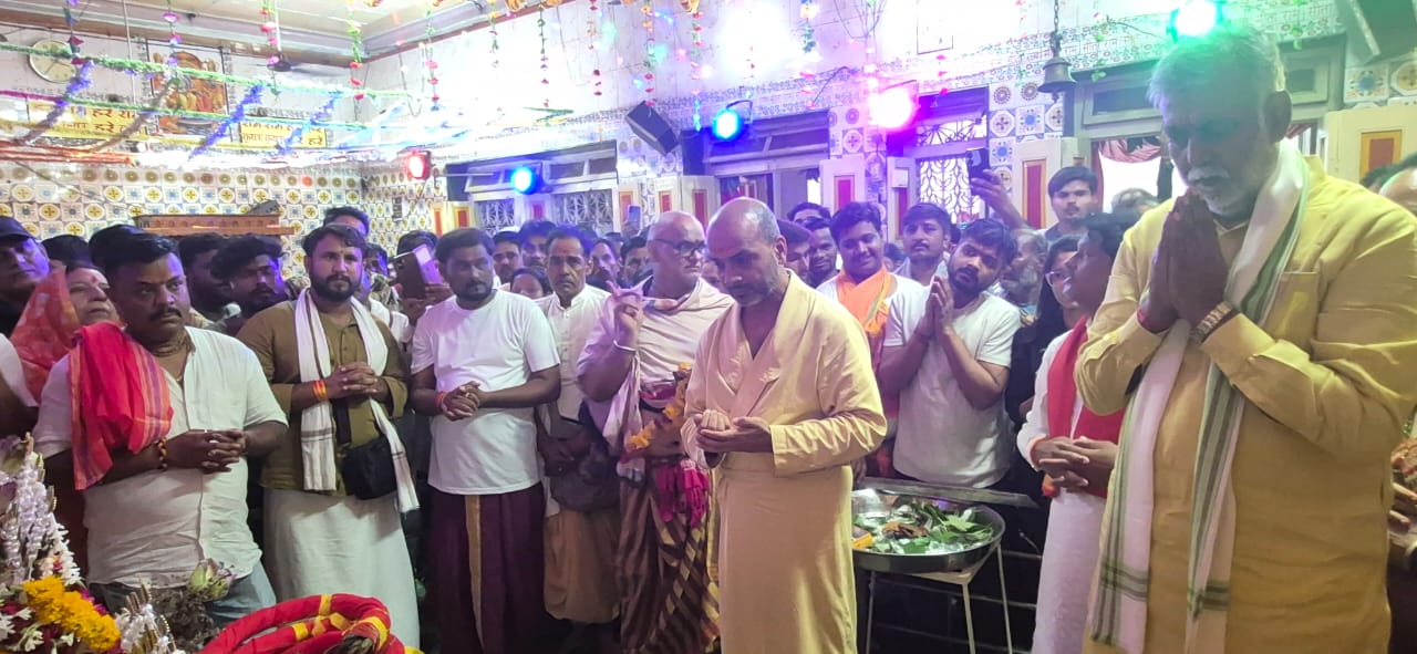 केवल नर्मदा जल पीने वाले दादा गुरु जी मंत्री प्रहलाद पटेल के साथ पहुंचे दमोह, हनुमानगढ़ी मंदिर में किया पूजन; आज निकलेगी भगवान जगन्नाथ स्वामी की भव्य रथ यात्रा