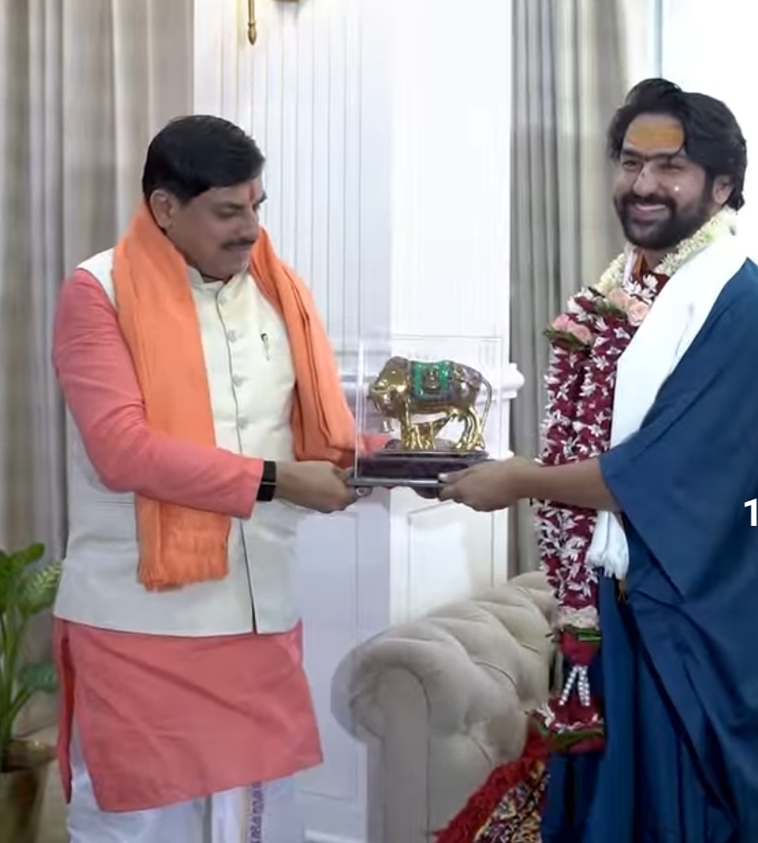 भोपाल। मध्यप्रदेश शासन के राज्यमंत्री (स्वतंत्र प्रभार) लखन पटेल के भोपाल स्थित निवास बी-17, 74 बंगला में मंगलवार को धीरेंद्र कृष्ण शास्त्री (बागेश्वर धाम सरकार) का पावन आगमन हुआ। सुबह 9 बजे से दोपहर 12 बजे तक चले इस आध्यात्मिक आयोजन में श्रद्धा और आस्था का विशेष माहौल देखने को मिला।  कार्यक्रम के दौरान मध्य प्रदेश विधानसभा अध्यक्ष नरेंद्र सिंह तोमर ने पूज्य महाराज से आशीर्वाद प्राप्त किया। इस अवसर पर वी.डी. शर्मा, राहुल सिंह लोधी, पंचायत मंत्री प्रहलाद पटेल, ऊर्जा मंत्री प्रद्युम्न सिंह तोमर और पीडब्ल्यूडी मंत्री राकेश सिंह ने भी दर्शन कर आशीर्वाद लिया।  भाजपा जिला अध्यक्ष श्याम शिवहरे, दमोह के युवा पत्रकार विनय असाटी सहित अनेक जनप्रतिनिधि और श्रद्धालु भी इस अवसर पर उपस्थित रहे। सभी ने बागेश्वर धाम सरकार का आत्मीय स्वागत करते हुए उनका आशीर्वाद प्राप्त किया। कार्यक्रम के दौरान पूरे परिसर में भक्ति, श्रद्धा और आध्यात्मिक ऊर्जा का वातावरण बना रहा।