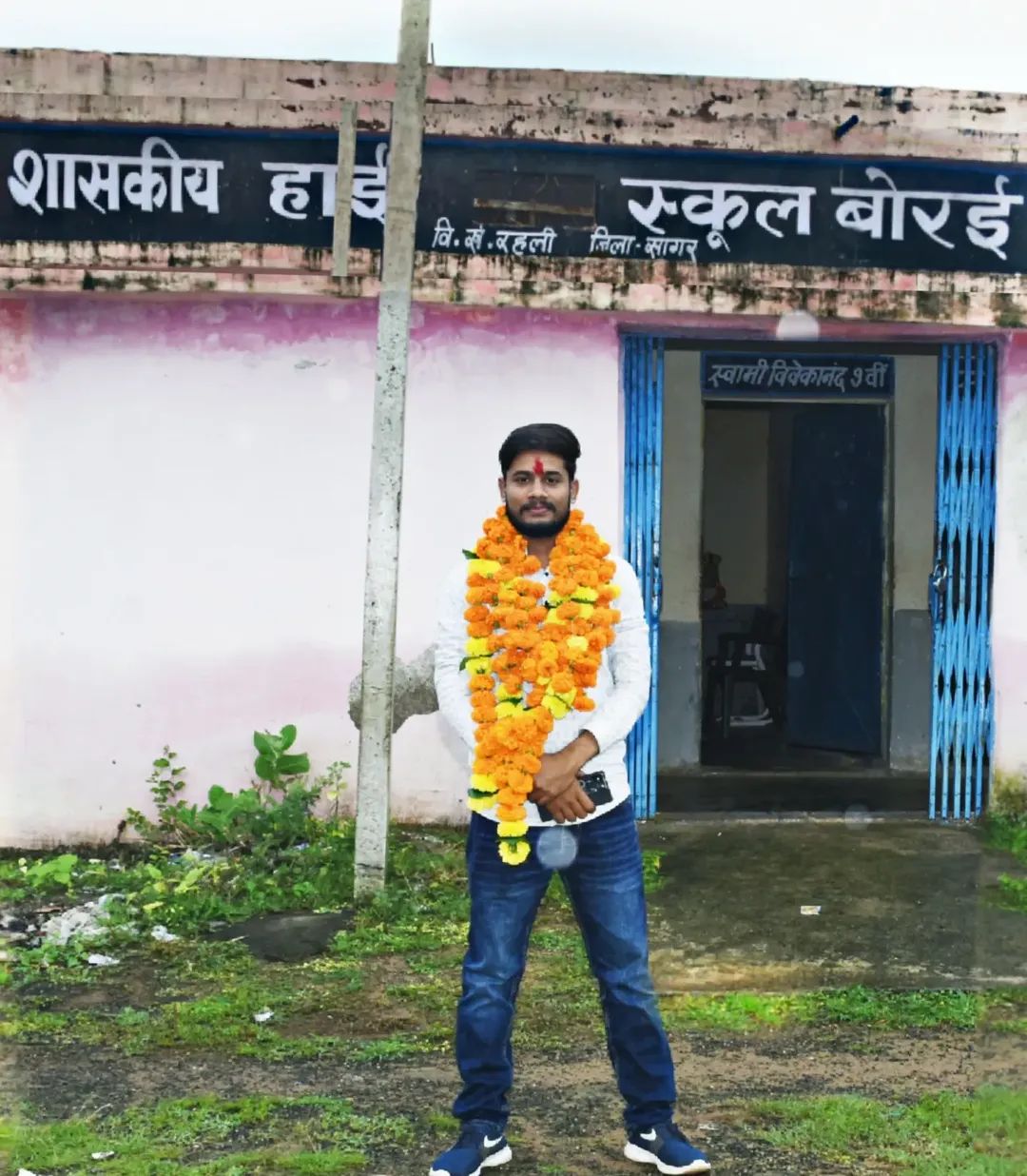 एक दीर्घ इंतजार के बाद शिक्षक पद प्राप्त करने वाले एक युवा शिक्षक ने अपने पहले ही दिन शिक्षा और संस्कारों के प्रति समर्पण का संदेश 