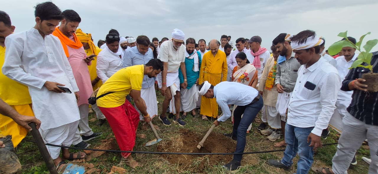 *जरारूधाम गौ-अभ्यारण्य में 2100 पौधारोपण, मंत्री प्रहलाद पटेल बोले - "यहां से सीखें पर्यावरण संरक्षण"