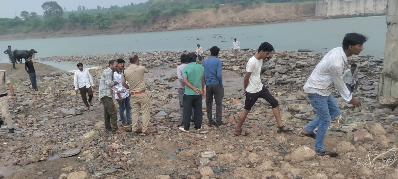 सीतानगर डेम में नहाते समय दो युवक डूबे, तलाश जारी  पैर फिसलने के बाद बचाने नदी में कूदा दूसरा युवक, दोनों आपस में रिश्तेदार