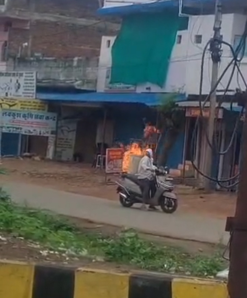 🔥 दमोह पुलिस के प्रधान आरक्षक की बहादुरी से टला बड़ा हादसा  जलते गैस सिलेंडर पर जान की परवाह किए बिना पाया काबू, टली बड़ी जनहानि  दमोह, 18 अगस्त 2026। थाना पथरिया क्षेत्र में मंगलवार को उस समय अफरा-तफरी मच गई, जब थाना तिराहे के पास एक मकान में भोजन बनाते समय घरेलू गैस सिलेंडर में लीकेज के कारण अचानक आग भड़क उठी। आग विकराल रूप लेने के बाद जलते सिलेंडर को सुरक्षा की दृष्टि से घर से बाहर सड़क पर लाया गया, जिससे मुख्य मार्ग पर दहशत का माहौल बन गया।  इसी दौरान थाना पथरिया में पदस्थ प्रधान आरक्षक संदीप कुशवाहा ड्यूटी के लिए थाना से जा रहे थे। जलते हुए गैस सिलेंडर को देखकर उन्होंने तत्काल मौके पर रुककर स्थिति को संभाला। पास ही स्थित गैस एजेंसी संचालक द्वारा अग्निशामक यंत्र उपलब्ध कराया गया, जिसके बाद प्रधान आरक्षक संदीप कुशवाहा ने अपनी जान की परवाह किए बिना अदम्य साहस और सूझबूझ का परिचय देते हुए सिलेंडर में लगी आग पर काबू पा लिया।  🚨 कुछ ही पल की देरी पड़ सकती थी भारी  समय रहते आग पर नियंत्रण नहीं पाया जाता तो व्यस्त मुख्य मार्ग पर जलते गैस सिलेंडर से बड़ा हादसा होने की आशंका थी। सिलेंडर में विस्फोट होने की स्थिति में आसपास मौजूद लोगों के साथ-साथ बड़े पैमाने पर जन-धन की हानि हो सकती थी। प्रधान आरक्षक की तत्परता से संभावित बड़ा हादसा टल गया।  👮&zwj;♂️ जांबाज पुलिसकर्मी की हर तरफ हो रही सराहना  प्रधान आरक्षक संदीप कुशवाहा के साहस, त्वरित निर्णय और कर्तव्यनिष्ठा की मौके पर मौजूद स्थानीय नागरिकों एवं प्रत्यक्षदर्शियों ने जमकर सराहना की। उनकी सूझबूझ और त्वरित कार्रवाई ने एक बार फिर साबित किया कि पुलिसकर्मी कानून-व्यवस्था के साथ-साथ आपदा की घड़ी में भी आमजन की सुरक्षा के लिए तत्पर रहते हैं।  दमोह पुलिस ने प्रधान आरक्षक संदीप कुशवाहा के इस साहसिक एवं सराहनीय कार्य पर गर्व व्यक्त करते हुए कहा कि ऐसे जांबाज पुलिसकर्मियों का समर्पण और कर्तव्यपरायणता पुलिस बल की सेवा भावना को दर्शाता है।  जन क्रांति एक्सप्रेस &mdash; खबर वही, जो असर छोड़े।