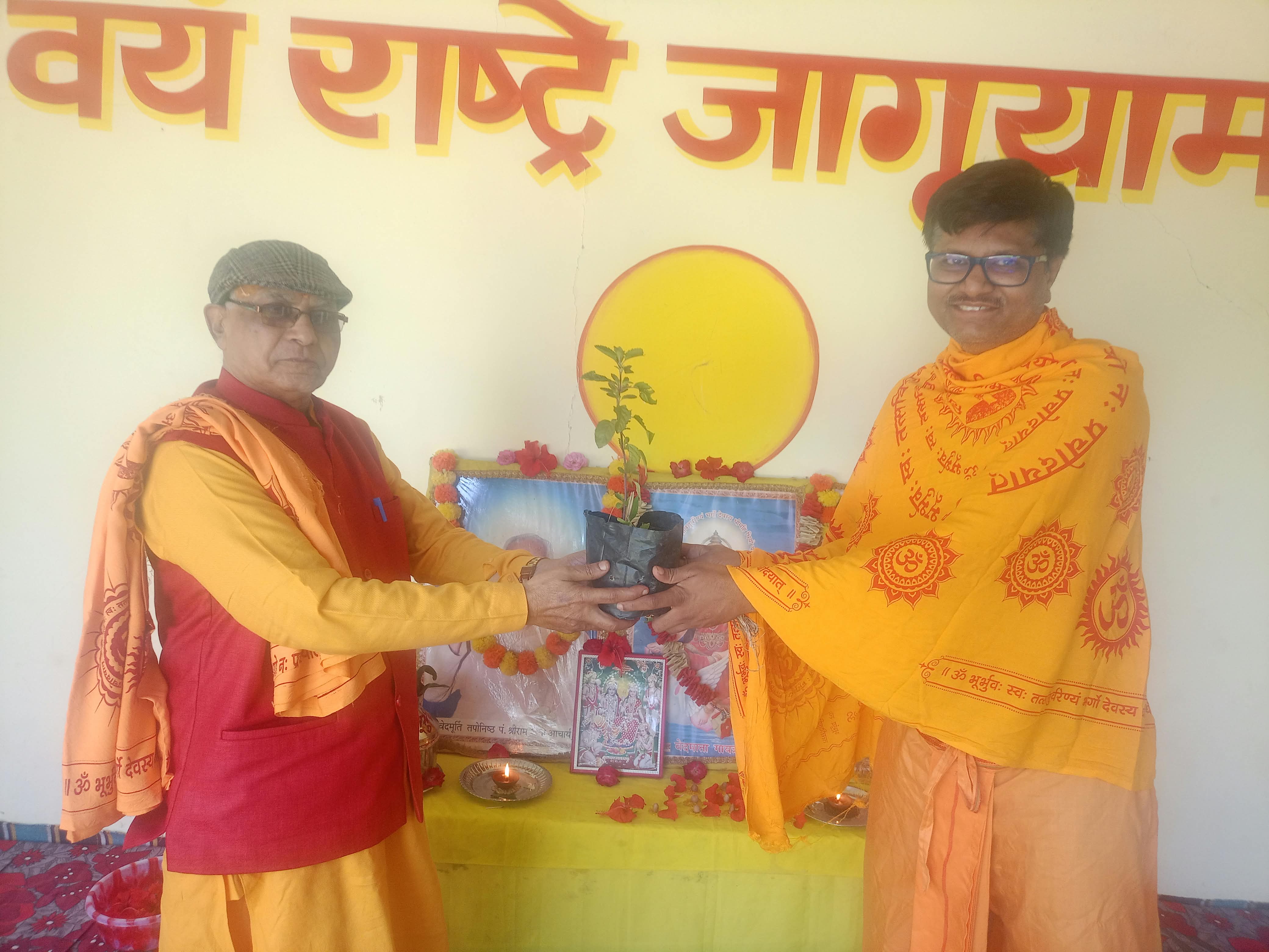 गायत्री प्रज्ञापीठ तेवरईया में सामूहिक पितृ तर्पण एवं गायत्री महायज्ञ संपन्न, पूर्वजों के श्रेष्ठ संस्कार अपनाने का दिया संदेश गायत्री प्रज्ञापीठ तेवरईया में सामूहिक पितृ तर्पण एवं गायत्री महायज्ञ संपन्न, पूर्वजों के श्रेष्ठ संस्कार अपनाने का दिया संदेश