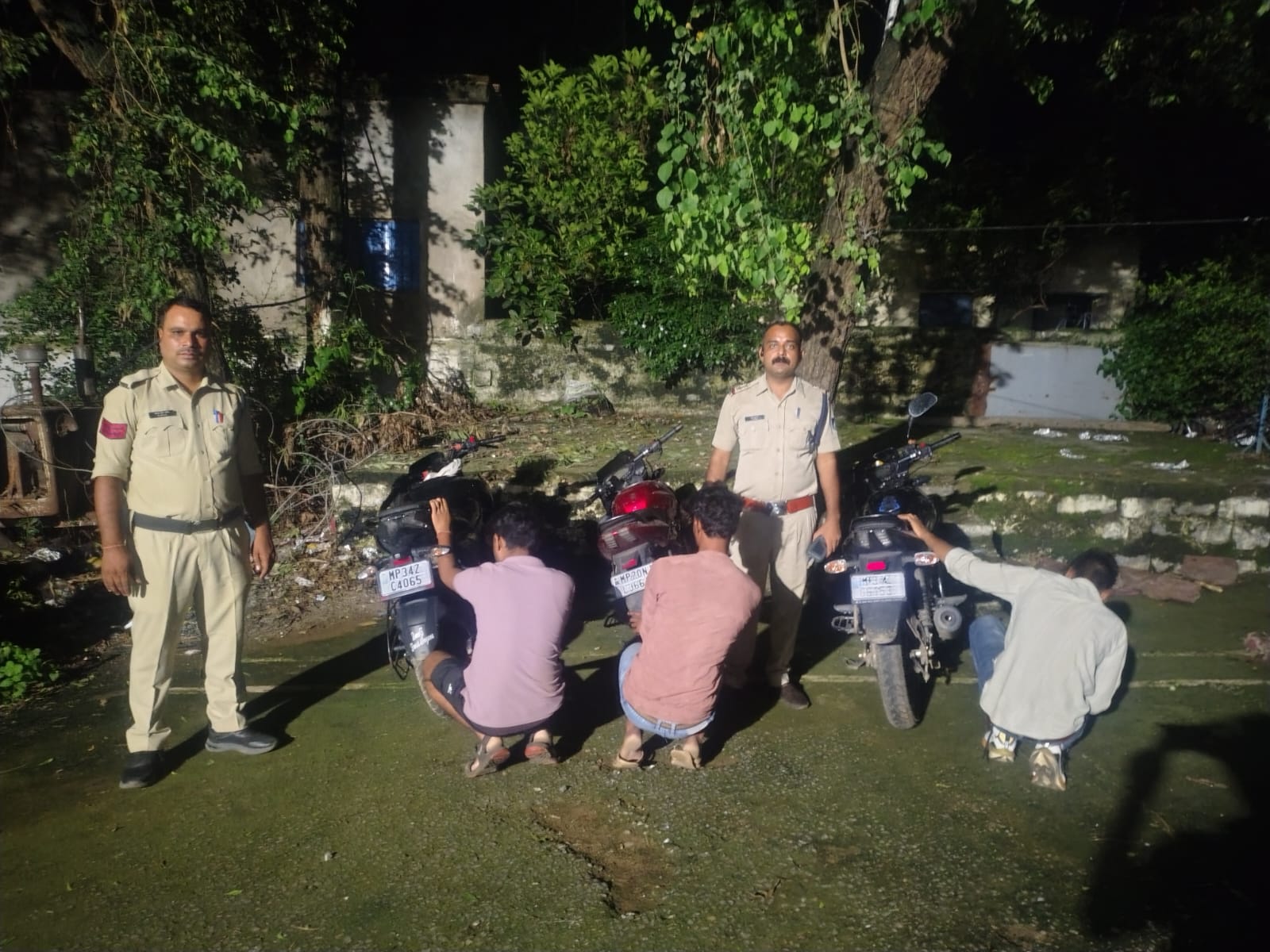 शराब पीकर वाहन चलाने वालों पर पुलिस की सख्त कार्रवाई, तीन बाइक चालक पकड़े गए  दमोह। जिले में सड़क सुरक्षा और दुर्घटनाओं पर अंकुश लगाने के उद्देश्य से पुलिस द्वारा लगातार 