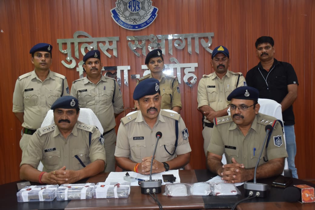 माइक्रो फाइनेंस कलेक्शन लूट का सनसनीखेज खुलासा: फरियादी ही निकला मास्टरमाइंड, दो साथियों के साथ रची थी साजिश  दमोह। जबलपुर नाका चौकी क्षेत्र में माइक्रो फाइनेंस कंपनी की कलेक्शन राशि लूटने के मामले में दमोह पुलिस ने सनसनीखेज खुलासा किया है। पुलिस जांच में सामने आया कि जिस युवक ने खुद लूट की शिकायत दर्ज कराई थी, वही कथित तौर पर पूरी वारदात की साजिश का मुख्य सरगना निकला। पुलिस ने फरियादी सहित तीन आरोपियों को गिरफ्तार कर 1 लाख 5 हजार रुपये नकद, घटना में प्रयुक्त मोटरसाइकिल और तीन मोबाइल फोन बरामद किए हैं। जब्त सामग्री की कुल कीमत करीब 1 लाख 83 हजार रुपये बताई गई है।  पुलिस के अनुसार, 8 अगस्त 2026 को थाना दमोह देहात क्षेत्र की जबलपुर नाका चौकी में माइक्रो फाइनेंस कंपनी की कलेक्शन राशि लूटे जाने की सूचना मिली थी। फरियादी घनश्याम अहिरवार (21) ने रिपोर्ट दर्ज कराई थी कि दो अज्ञात मोटरसाइकिल सवार बदमाश उसकी साथी ट्रेनी जूही चंदेल के हाथ से कलेक्शन राशि से भरा बैग जबरन छीनकर फरार हो गए।  मामले में अपराध क्रमांक 549/2026, धारा 309(4) बीएनएस के तहत प्रकरण दर्ज कर पुलिस ने जांच शुरू की। घटना की गंभीरता को देखते हुए पुलिस अधीक्षक दमोह आनंद कलादगि (IPS) के निर्देशन में विशेष टीम गठित की गई।  50 से अधिक CCTV कैमरों की फुटेज खंगाली  पुलिस टीम ने घटनास्थल और आसपास के करीब 50 CCTV कैमरों की फुटेज का विश्लेषण किया। इसके साथ ही कॉल डिटेल रिकॉर्ड (CDR), अन्य तकनीकी साक्ष्यों और मुखबिर तंत्र की मदद से आरोपियों की तलाश शुरू की गई।  जांच के दौरान पुलिस को फरियादी घनश्याम अहिरवार की भूमिका संदिग्ध लगी। पुलिस द्वारा उससे गहन पूछताछ की गई, जिसमें पुलिस के मुताबिक उसने अपने दो साथियों संजय सौर (22) और सोहित उर्फ वीरेंद्र रजक (18) के साथ मिलकर लूट की योजना बनाने और वारदात को अंजाम देने की बात स्वीकार की।  लूटी गई रकम में से 1.05 लाख रुपये बरामद  पुलिस के अनुसार आरोपियों को लूटी गई राशि में से 1,17,335 रुपये प्राप्त हुए थे। इसमें से करीब 12,335 रुपये खर्च करने के बाद शेष 1,05,000 रुपये आपस में बांट लिए गए थे।  पुलिस का यह भी कहना है कि घटना के अगले दिन घनश्याम ने अज्ञात बदमाशों के खिलाफ लूट की रिपोर्ट दर्ज कराई और लूटी गई रकम को 1,23,800 रुपये बताया था।  पुलिस ने तीनों आरोपियों को गिरफ्तार कर उनकी निशानदेही पर 1,05,000 रुपये नकद, वारदात में प्रयुक्त मोटरसाइकिल और तीन मोबाइल फोन बरामद किए। तीनों आरोपियों को न्यायालय में पेश किया गया, जहां से उन्हें न्यायिक अभिरक्षा में जेल भेज दिया गया।  इन आरोपियों की हुई गिरफ्तारी  1. घनश्याम अहिरवार पिता कोमल अहिरवार, उम्र 21 वर्ष, निवासी ग्राम पिपरिया, थाना सुरखी, जिला सागर, हाल निवासी दमोह। 2. संजय सौर पिता महादेव सौर, उम्र 22 वर्ष, निवासी ग्राम पिपरिया, थाना सुरखी, जिला सागर। 3. सोहित उर्फ वीरेंद्र रजक पिता मनेश रजक, उम्र 18 वर्ष, निवासी ग्राम पिपरिया, थाना सुरखी, जिला सागर।  पुलिस टीम की रही महत्वपूर्ण भूमिका  पुलिस के अनुसार कार्रवाई पुलिस अधीक्षक आनंद कलादगि के मार्गदर्शन तथा अतिरिक्त पुलिस अधीक्षक सुजीत भदौरिया और नगर पुलिस अधीक्षक एच.आर. पाण्डेय के निर्देशन में की गई।  कार्रवाई में थाना प्रभारी दमोह देहात निरीक्षक धर्मेंद्र उपाध्याय, उनि प्रियंका पटेल, सउनि अभय सिंह सहित पुलिस टीम के अन्य अधिकारियों एवं कर्मचारियों की सराहनीय भूमिका रही।